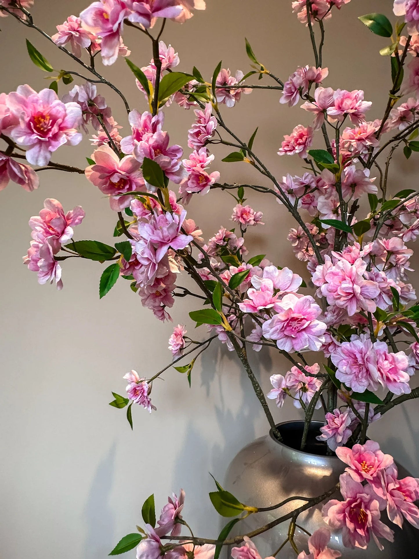 Hoge kwaliteit zijdebloemen boeket Joe, zomer boeket, kleurrijke zijdenbloemen. kunstbloemen in vaas van By Bloomz, boeket op maat, bloemen abonnement Moederdag special actie