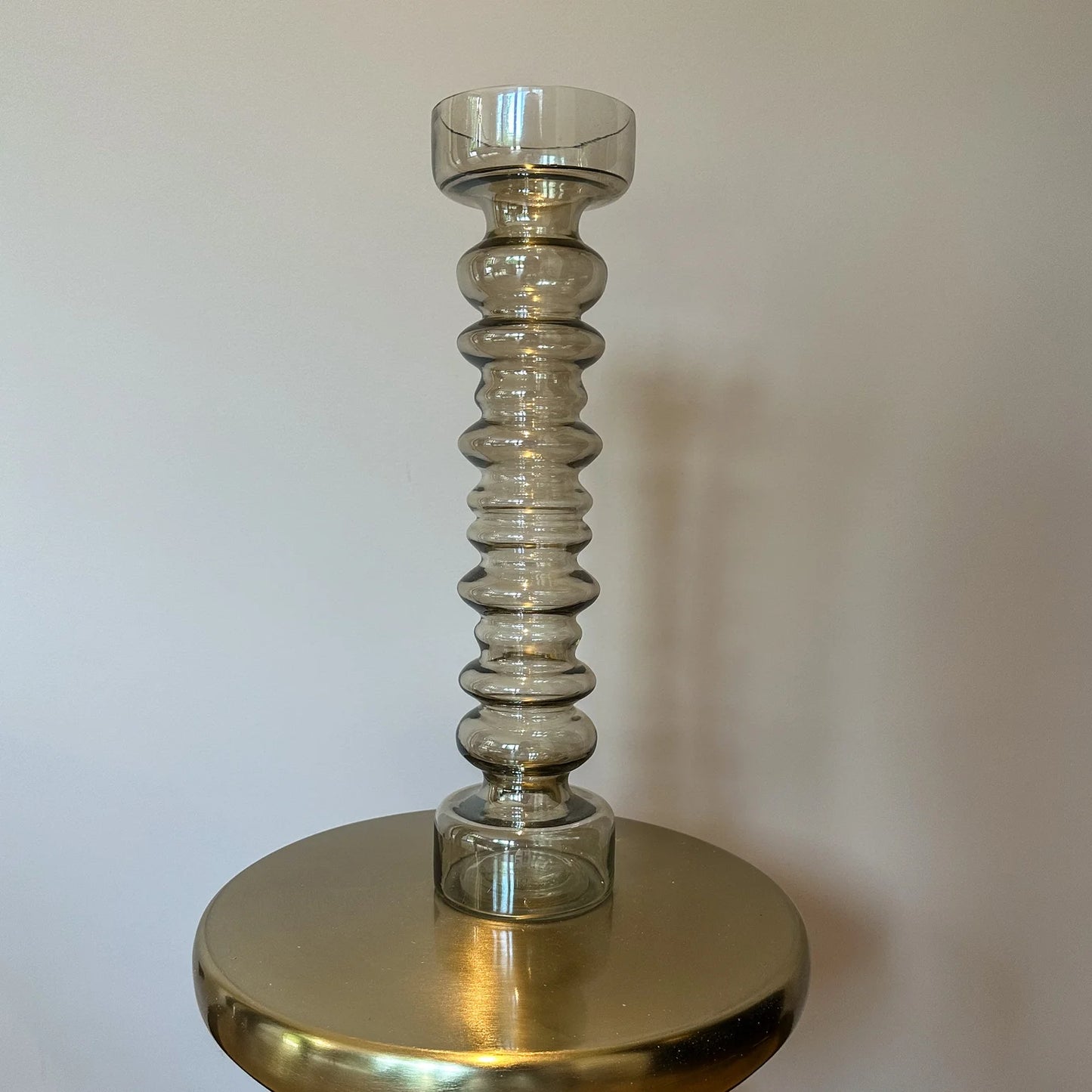 Voeg een vleugje elegantie toe aan je interieur met deze stijlvolle kandelaars. Verkrijgbaar in verschillende maten en per stuk te koop, perfect om te mixen en matchen voor een unieke, sfeervolle setting. by bloomz, decoratie, interieur