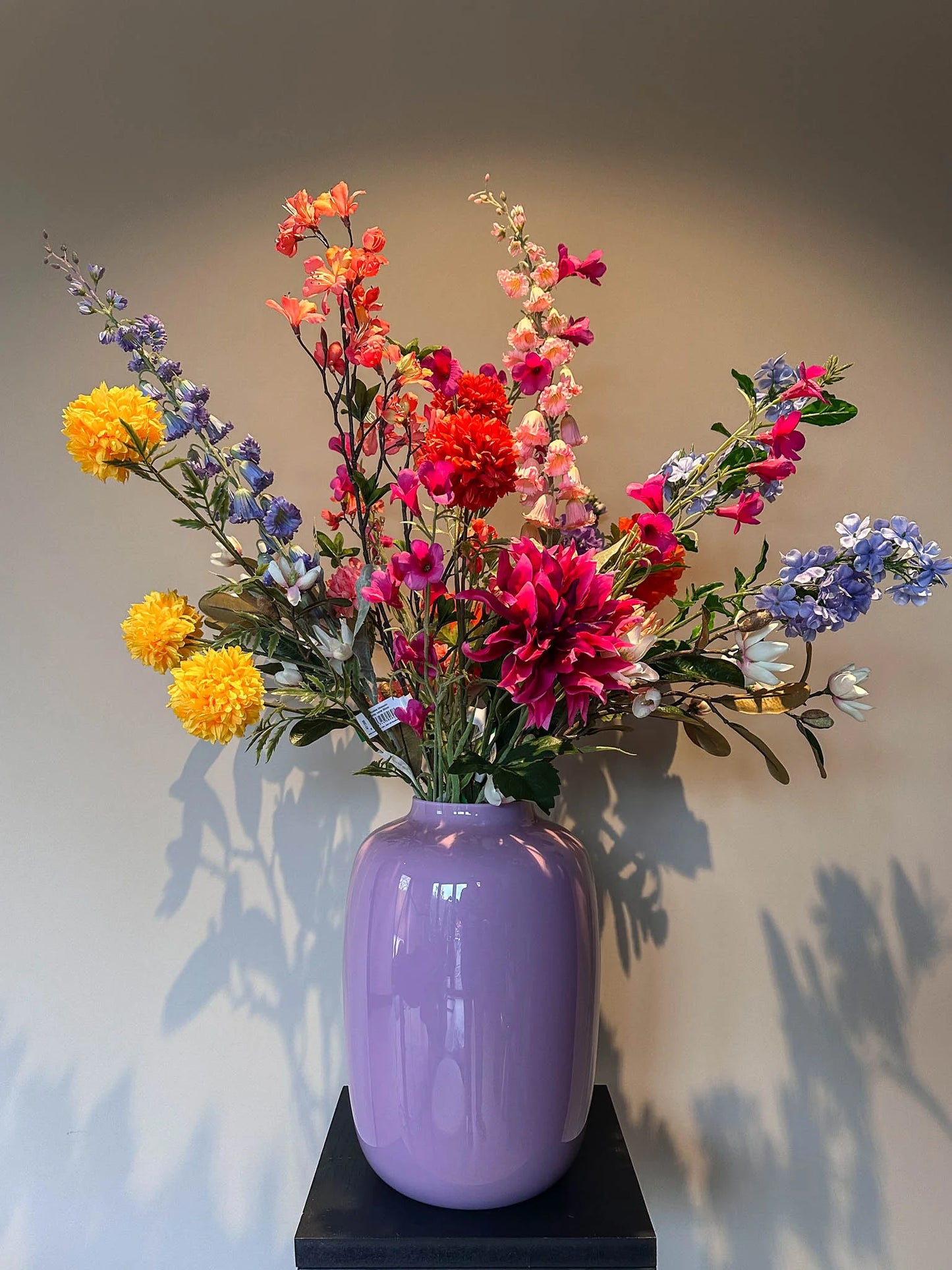 Hoge kwaliteit zijdebloemen boeket, zomer boeket, kleurrijke zijdenbloemen. kunstbloemen in vaas van By Bloomz, boeket op maat, bloemen abonnement, atelier