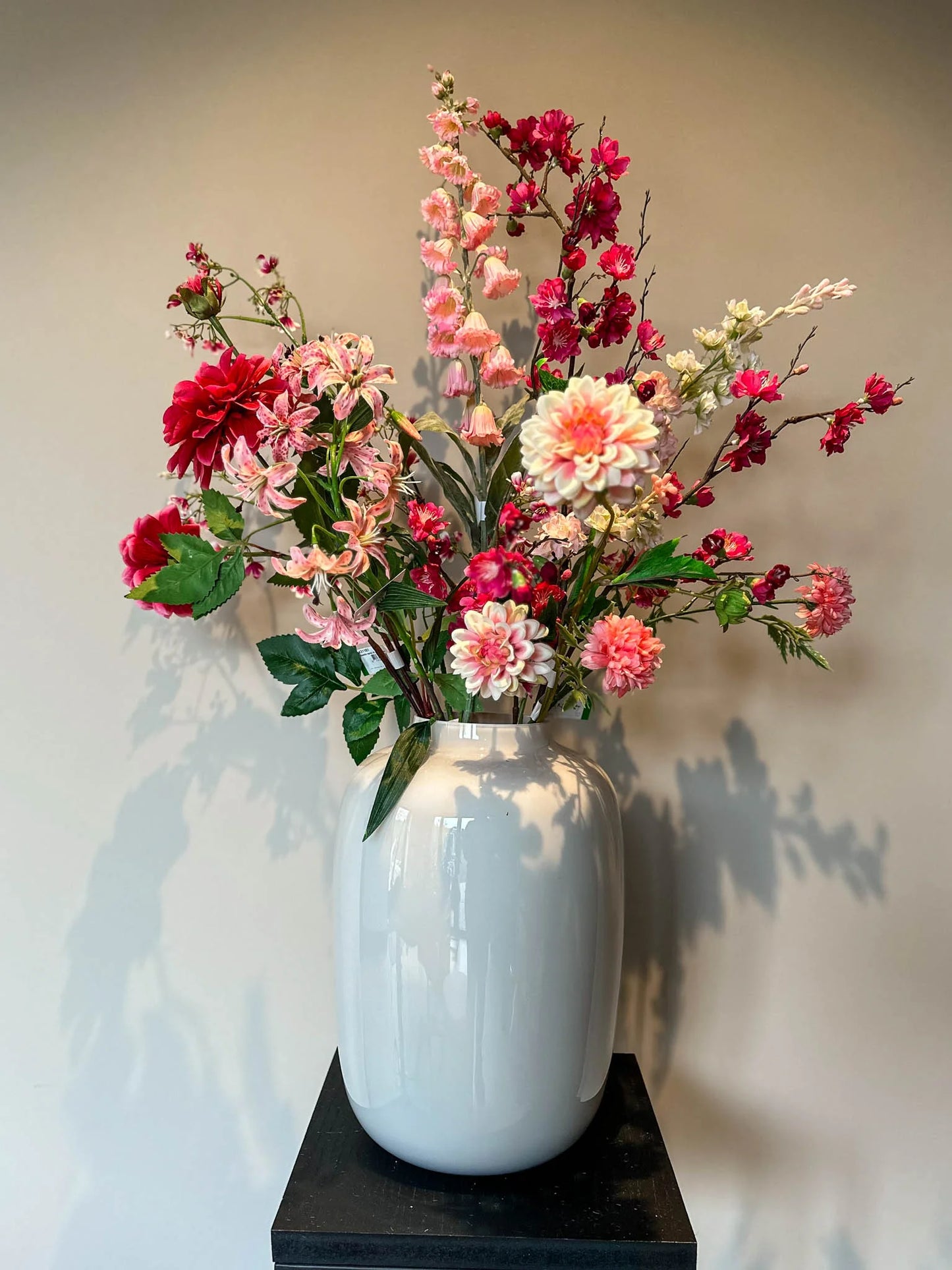 Hoge kwaliteit zijdebloemen boeket, zomer boeket, kleurrijke zijdenbloemen. kunstbloemen in vaas van By Bloomz, boeket op maat, bloemen abonnement, atelier