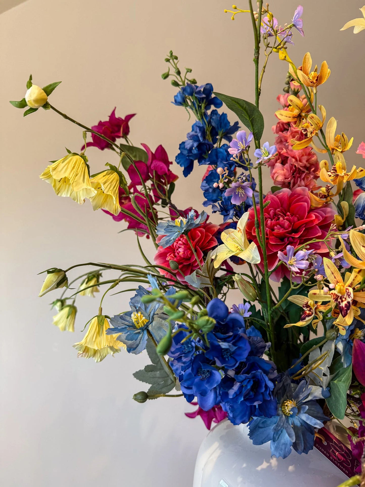 Zomers kunstboeket van hoogwaardige zijden bloemen in een stijlvolle vaas – By Bloomz. ook bloemen abonnementen boeketten