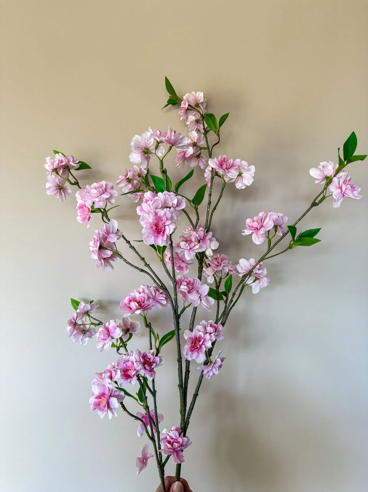 Zomers kunstboeket van hoogwaardige zijden bloemen in een stijlvolle vaas – By Bloomz. ook bloemen abonnementen boeketten