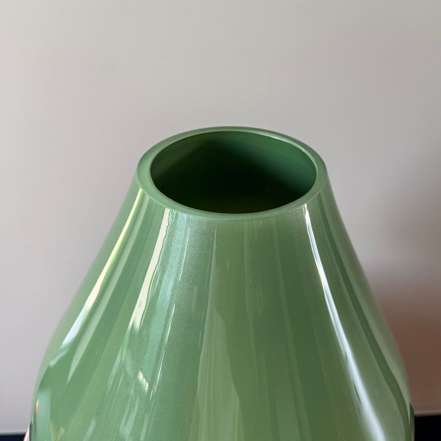 Stijlvolle groene vaas Lesse voor bloemen en in je interieur