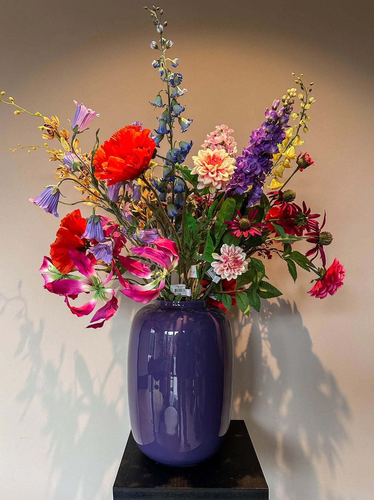 Hoge kwaliteit zijdebloemen boeket, zomer boeket, kleurrijke zijdenbloemen. kunstbloemen in vaas van By Bloomz, boeket op maat, bloemen abonnement, atelier