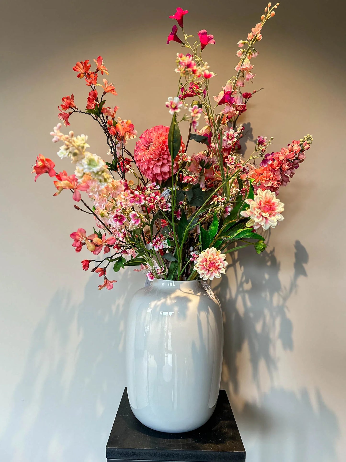 Hoge kwaliteit zijdebloemen boeket, zomer boeket, kleurrijke zijdenbloemen. kunstbloemen in vaas van By Bloomz, boeket op maat, bloemen abonnement, atelier