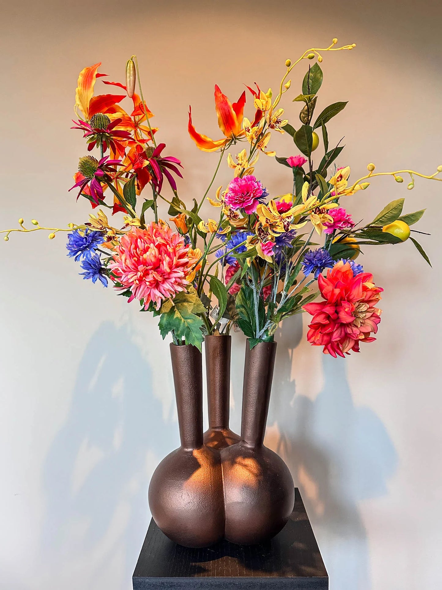 Zomers kunstboeket van hoogwaardige zijden bloemen in een stijlvolle vaas – By Bloomz. ook bloemen abonnementen boeketten