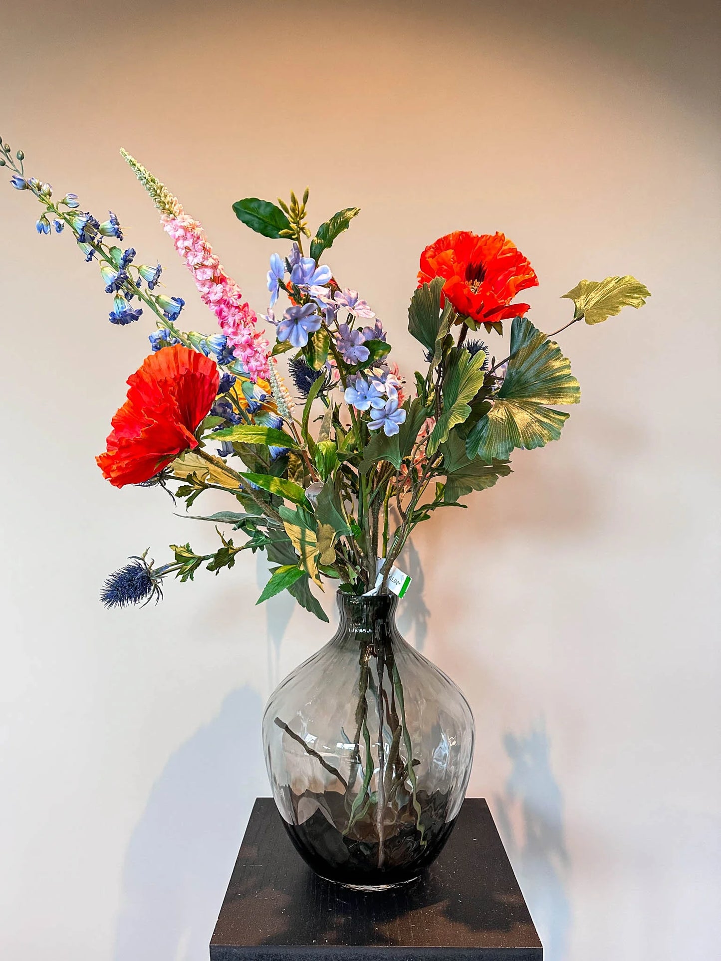 Hoge kwaliteit zijdebloemen boeket, zomer boeket, kleurrijke zijdenbloemen. kunstbloemen in vaas van By Bloomz, boeket op maat, bloemen abonnement, atelier