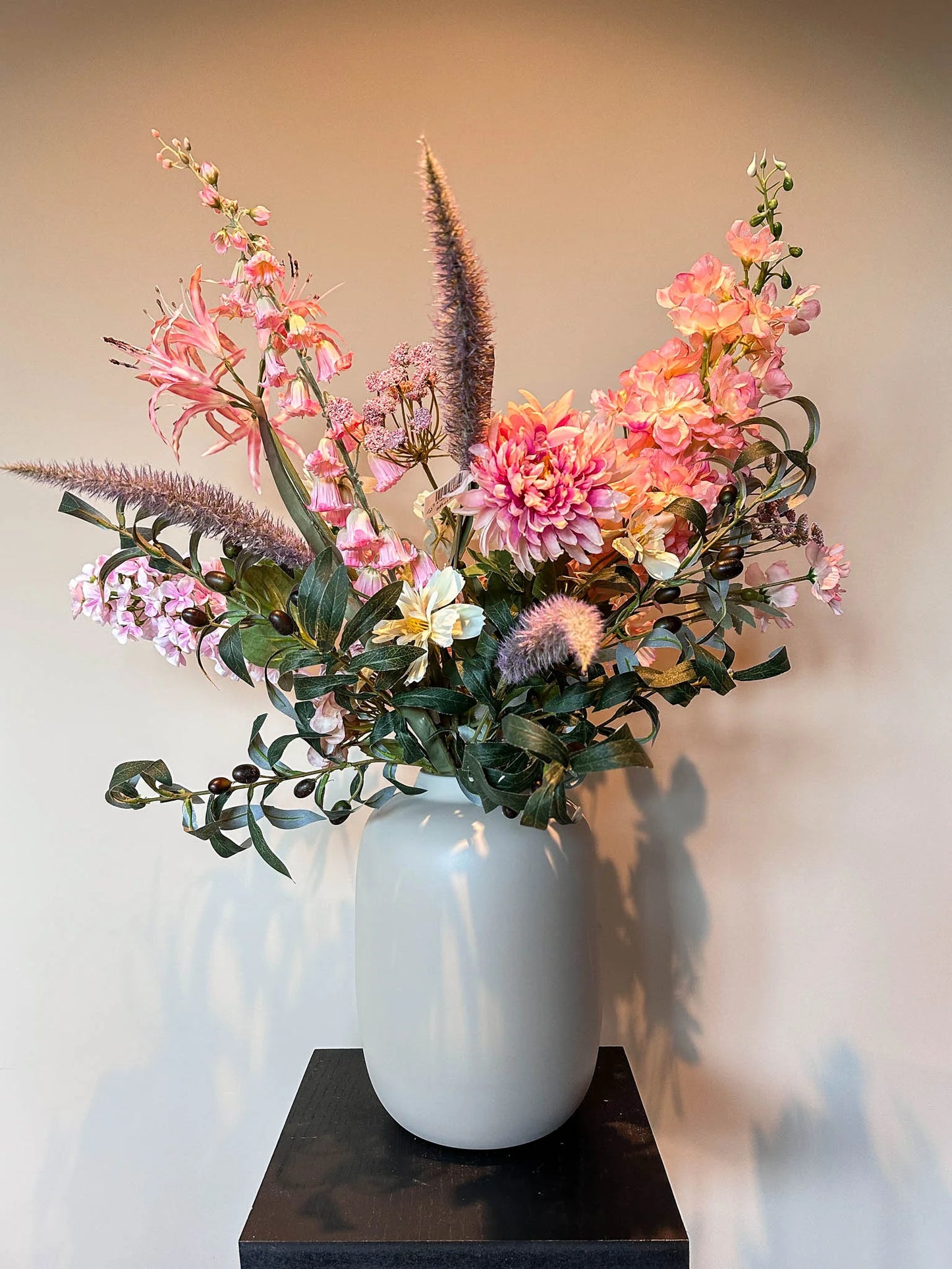 Zomers kunstboeket van hoogwaardige zijden bloemen in een stijlvolle vaas – By Bloomz. ook bloemen abonnementen boeketten