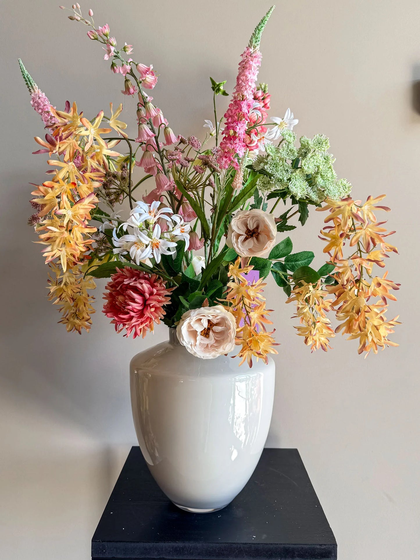 Hoge kwaliteit zijdebloemen boeket, zomer boeket, kleurrijke zijdenbloemen. kunstbloemen in vaas van By Bloomz, boeket op maat, bloemen abonnement
