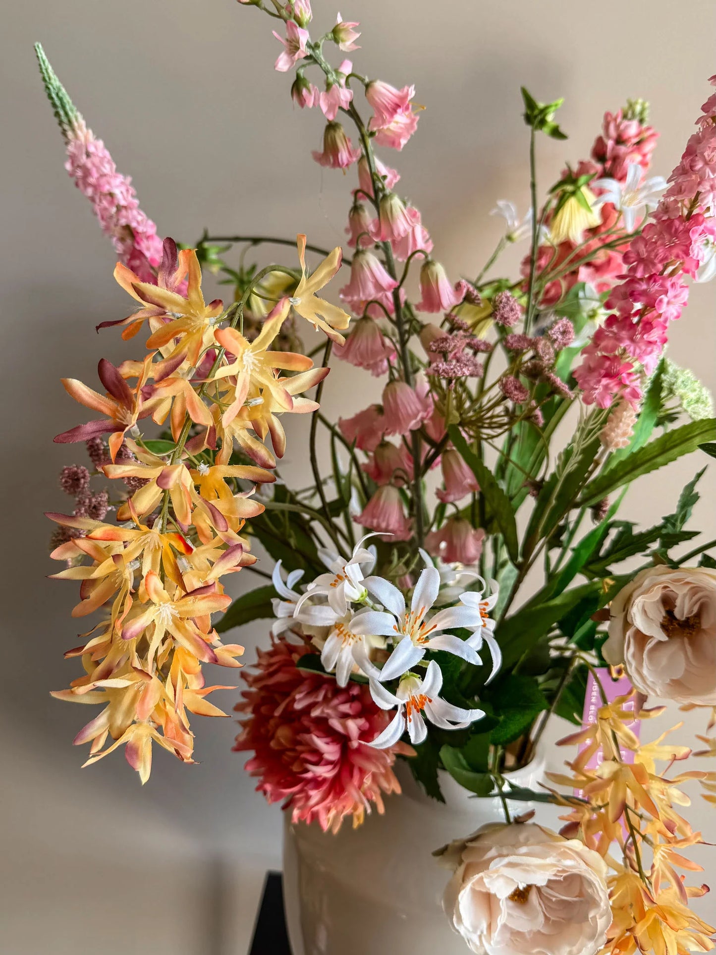 Hoge kwaliteit zijdebloemen boeket, zomer boeket, kleurrijke zijdenbloemen. kunstbloemen in vaas van By Bloomz, boeket op maat, bloemen abonnement