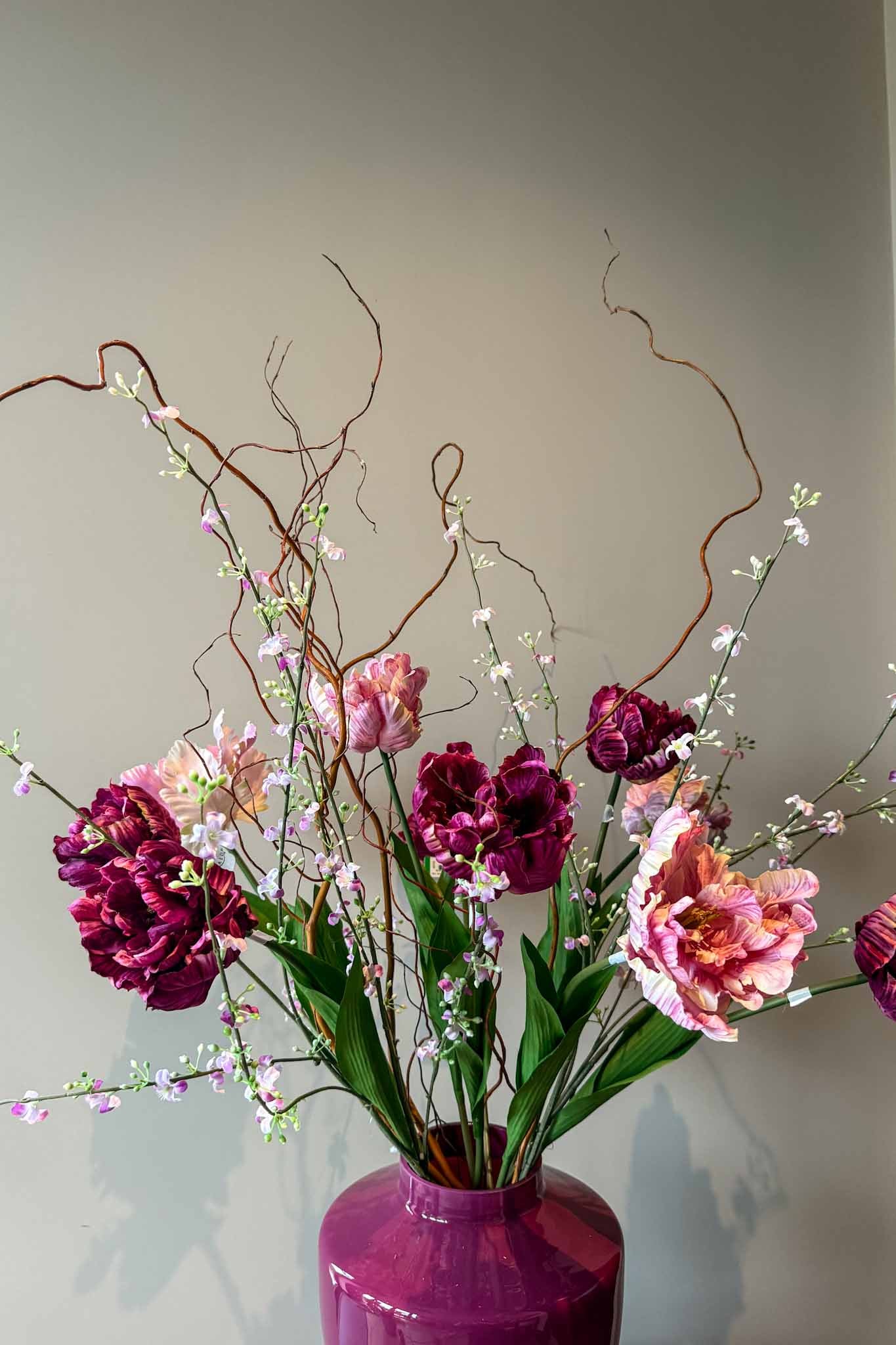 Zijden voorjaarsboeket in roze en rood tinten