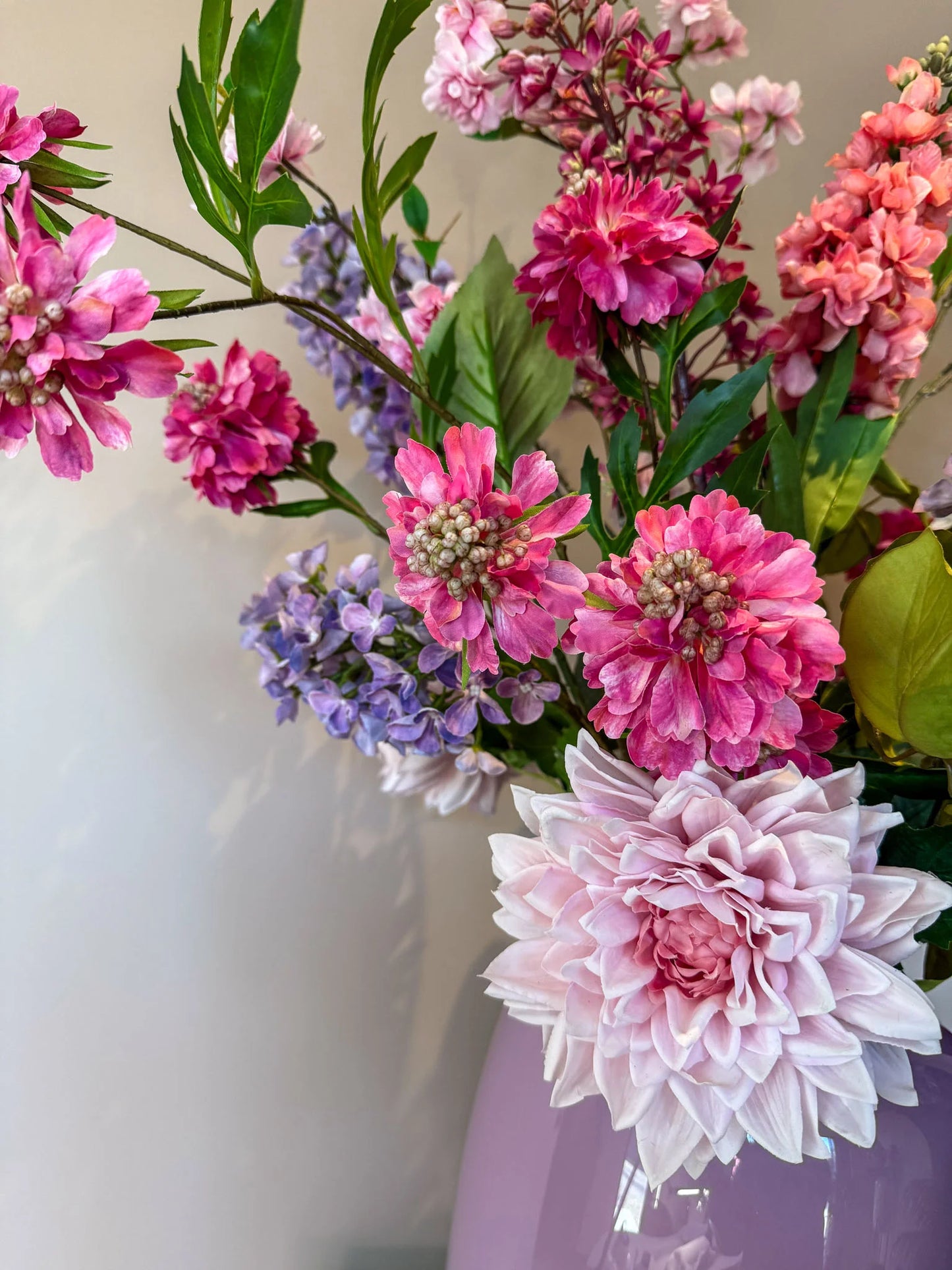 Hoge kwaliteit zijdebloemen boeket, zomer boeket, kleurrijke zijdenbloemen. kunstbloemen in vaas van By Bloomz, boeket op maat, bloemen abonnement