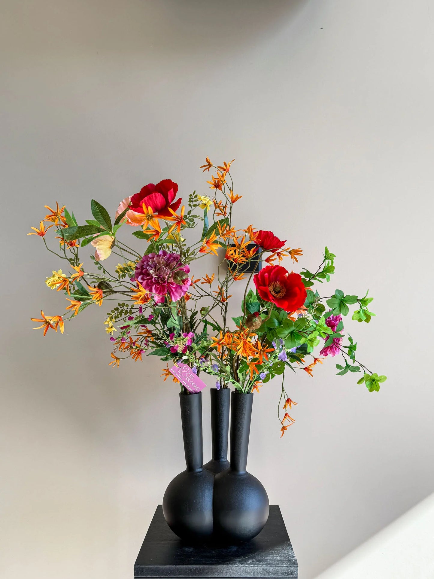 Zomers kunstboeket van hoogwaardige zijden bloemen in een stijlvolle vaas – By Bloomz. ook bloemen abonnementen boeketten