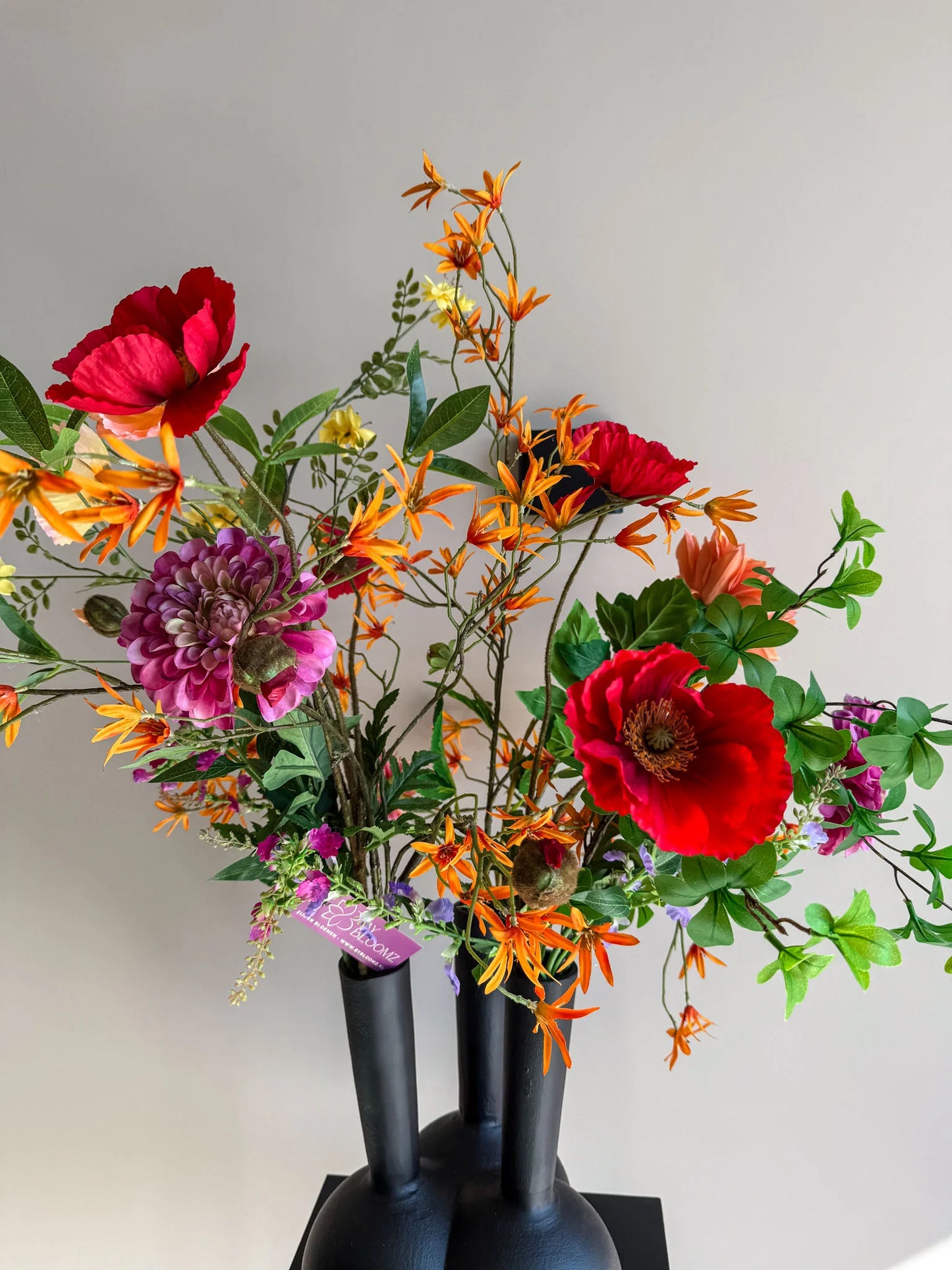Zomers kunstboeket van hoogwaardige zijden bloemen in een stijlvolle vaas – By Bloomz. ook bloemen abonnementen boeketten