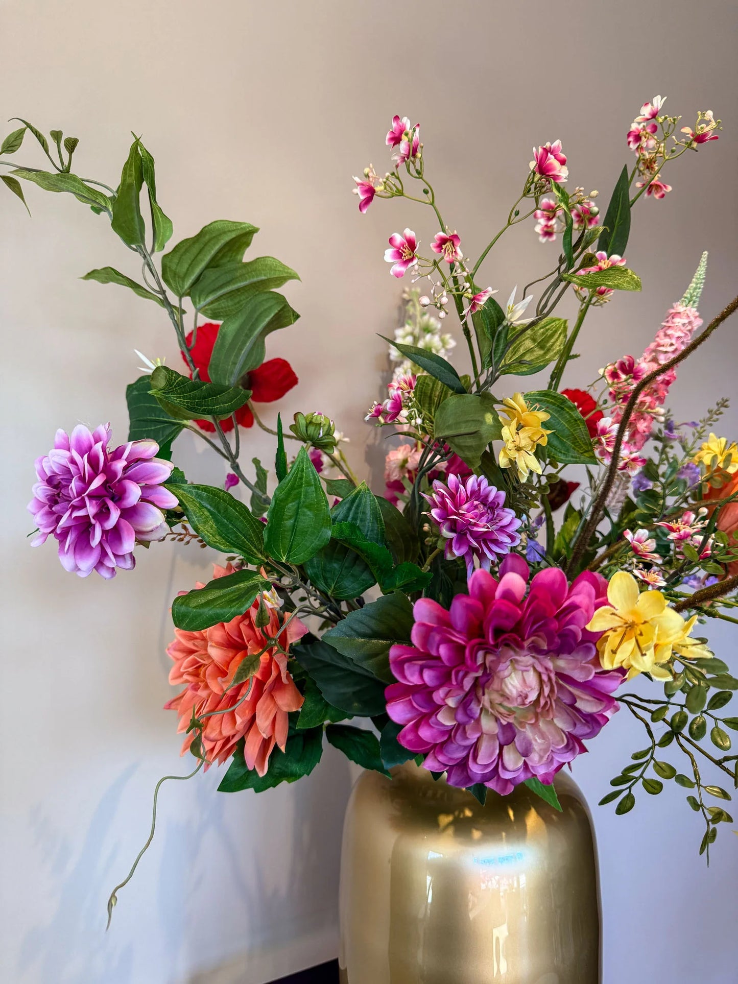 Zomers kunstboeket van hoogwaardige zijden bloemen in een stijlvolle vaas – By Bloomz. ook bloemen abonnementen boeketten