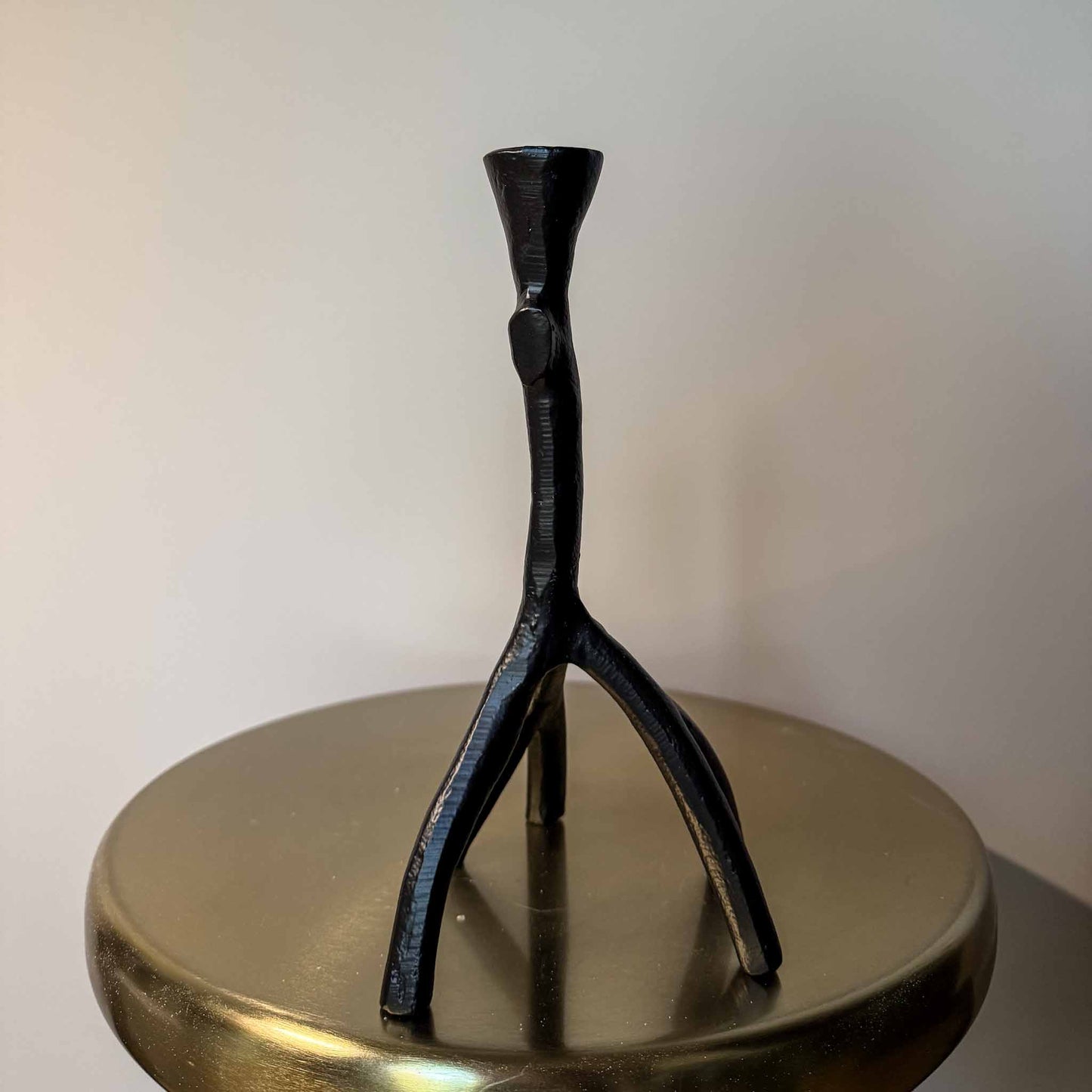 Zwarte kandelaar van 24.5 cm hoog.