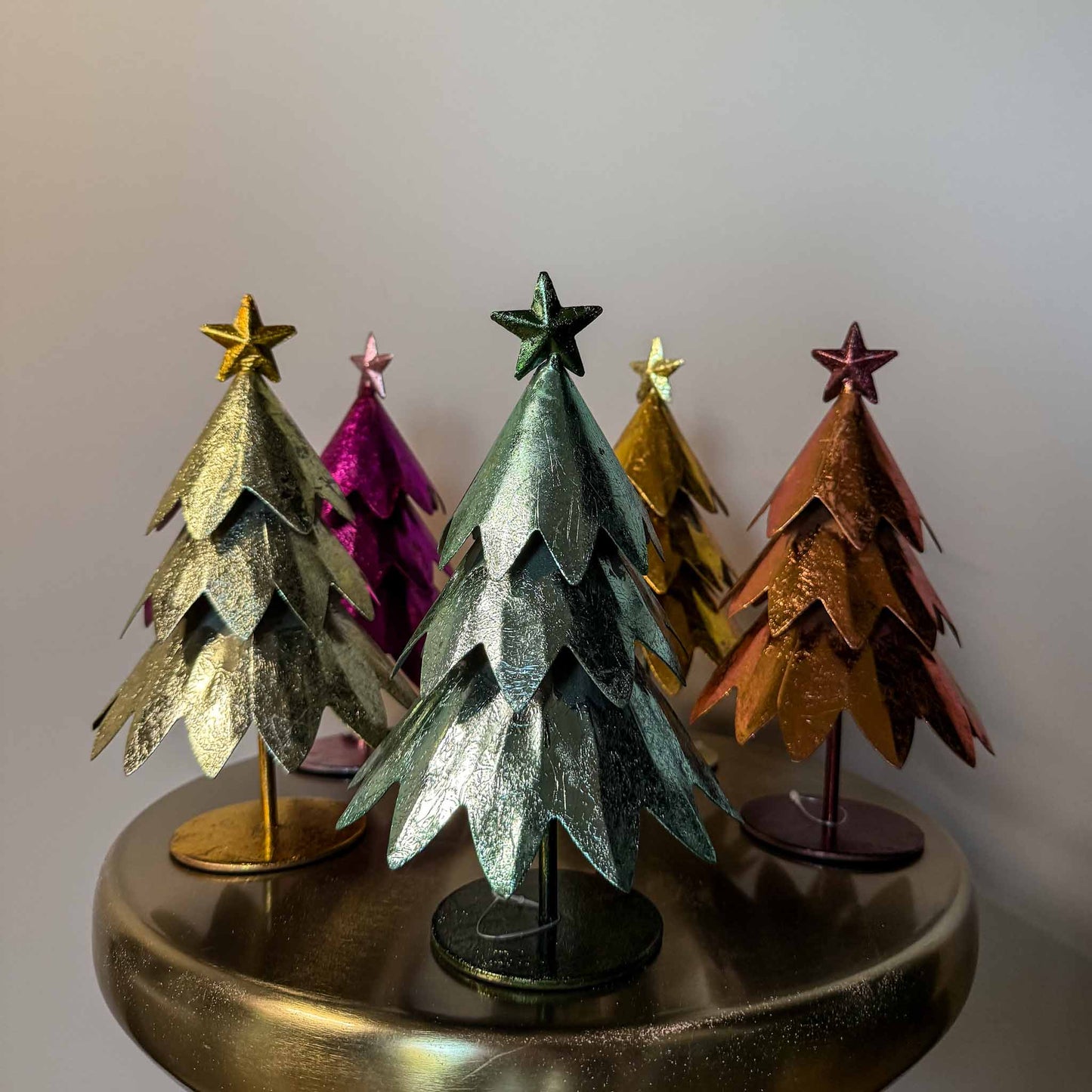 Kleurrijke decoratieboompjes van 18 cm hoog.