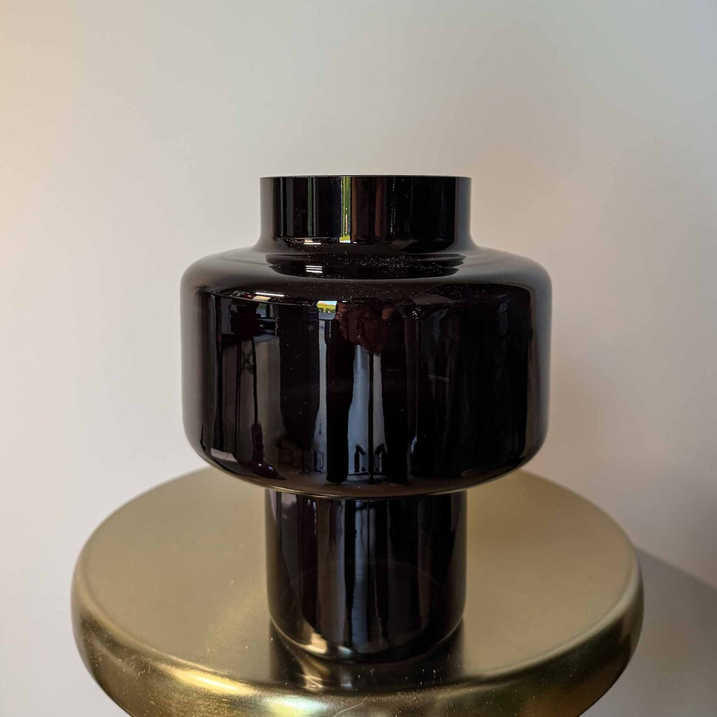 Stijlvolle zwarte vaas gevuld met hoogwaardige zijden bloemen