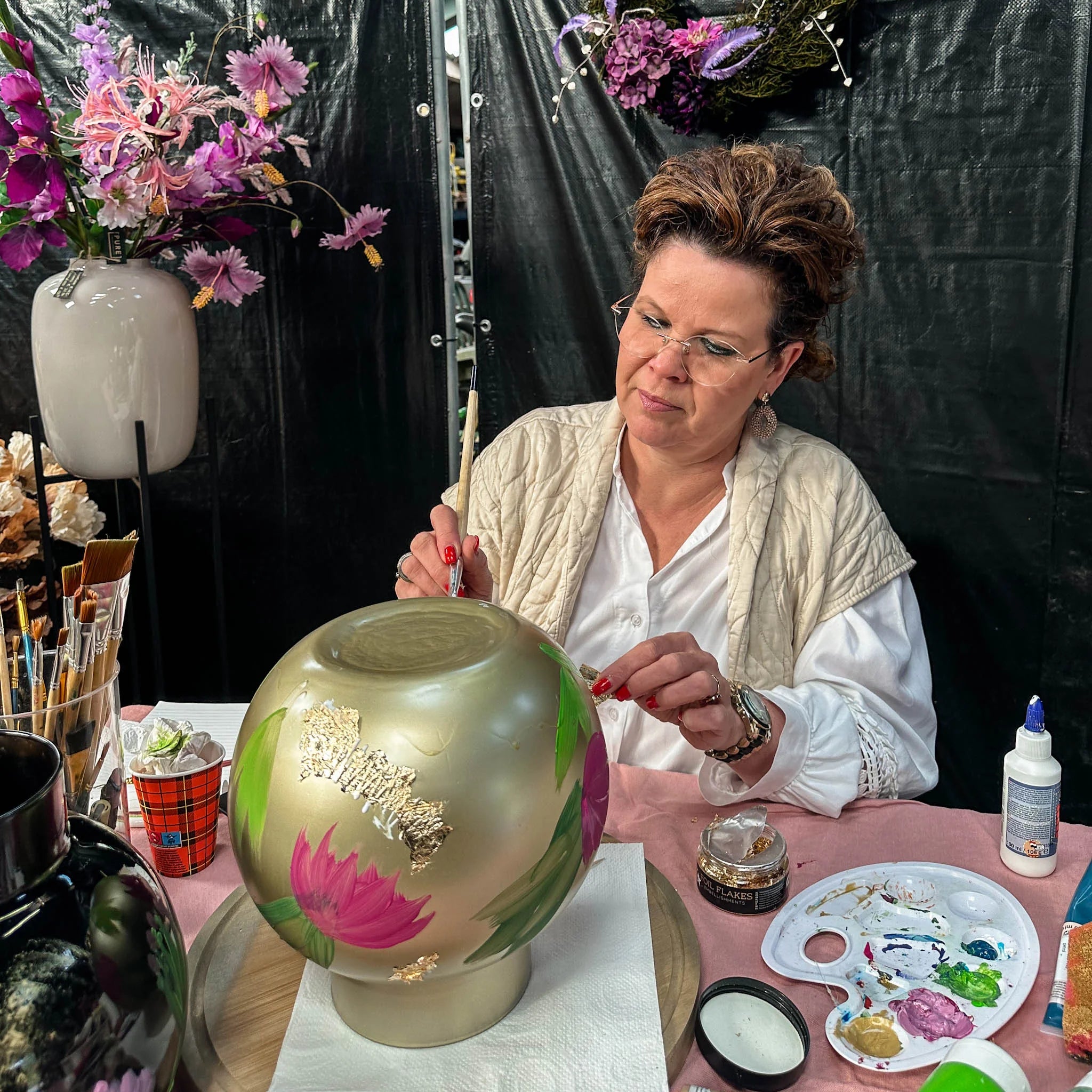 Zijdebloemen open dag vazen beschilderen zijdenbloemen boeket op maat By Bloomz atelier