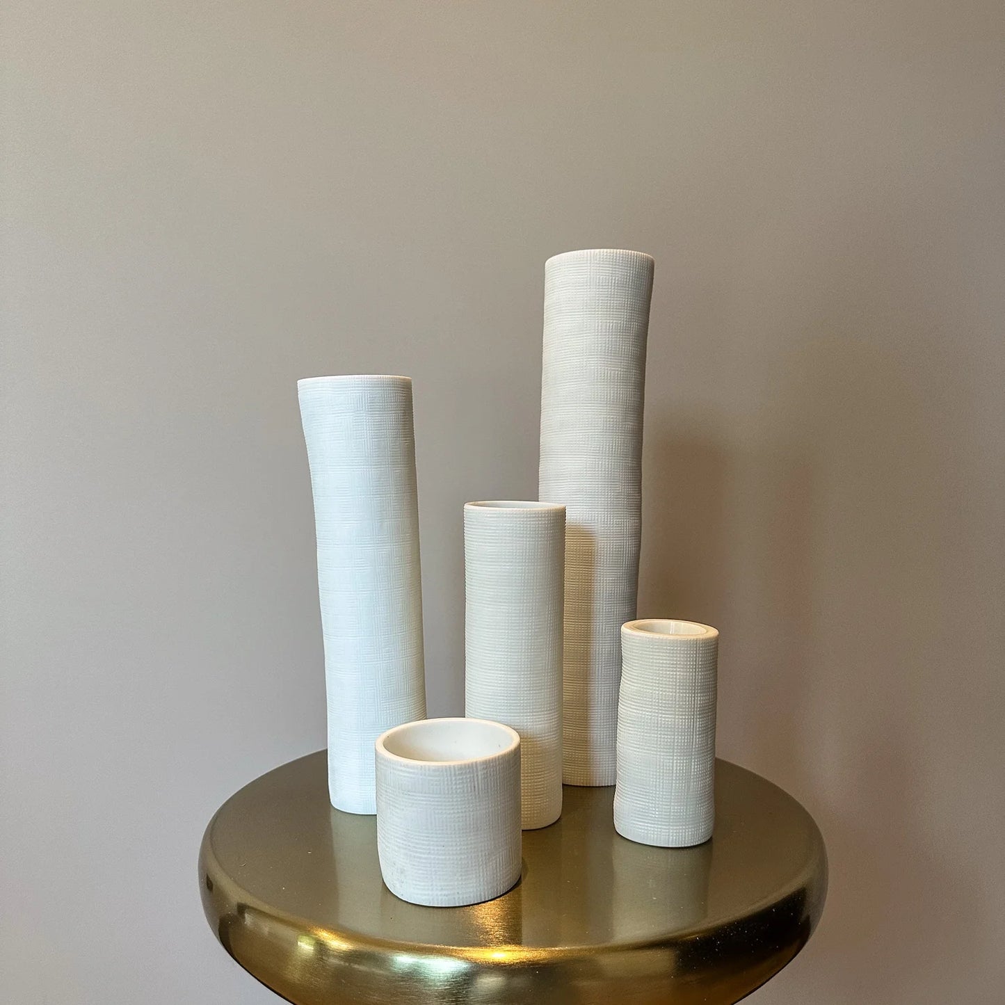 Geef je interieur een stijlvolle upgrade met deze prachtige vazenset. De set bestaat uit verschillende maten, perfect om samen te combineren voor een speels en harmonieus effect. Ook los van elkaar zijn de vazen echte eyecatchers in elke ruimte. by bloomz, interieur, decoratie