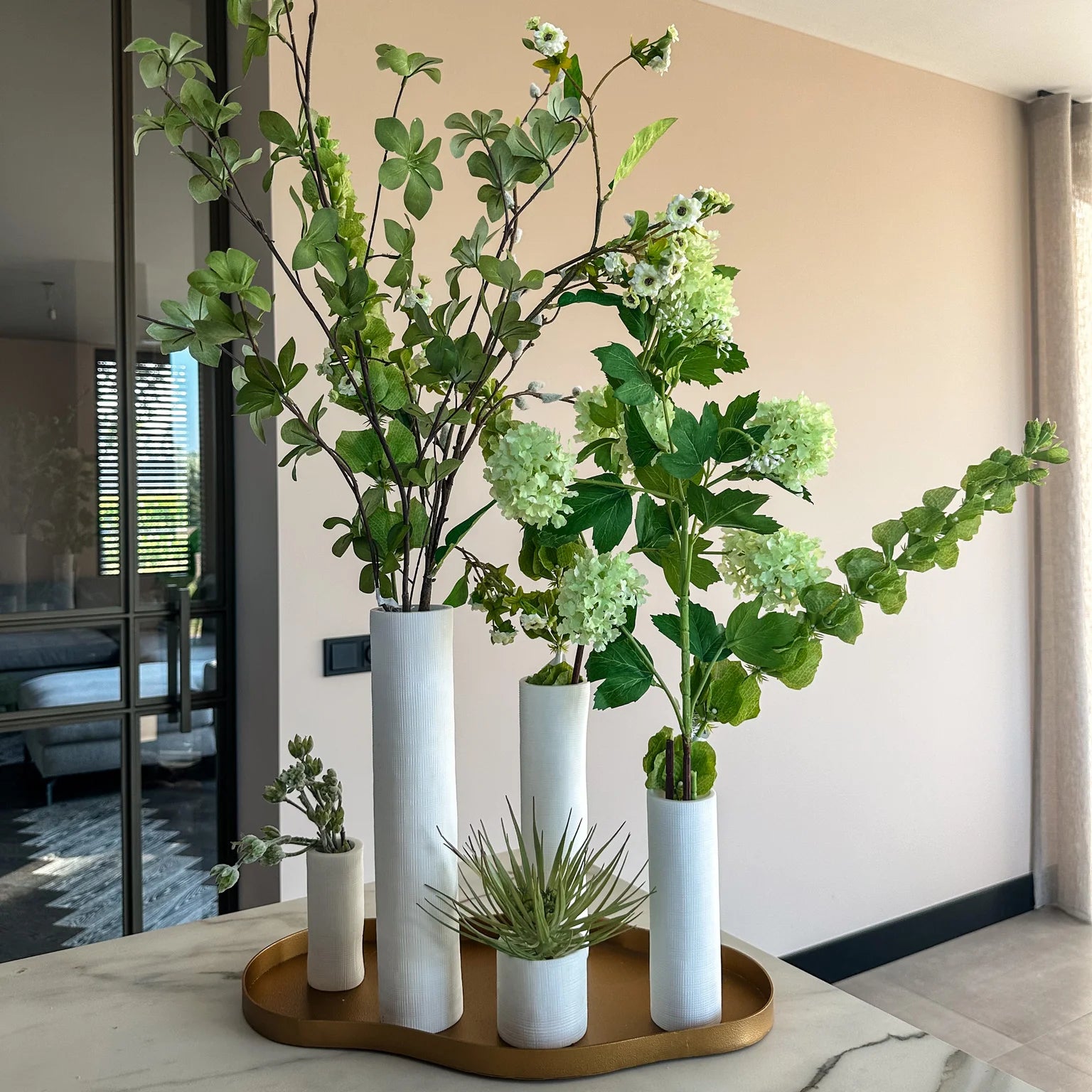 Geef je interieur een stijlvolle upgrade met deze prachtige vazenset. De set bestaat uit verschillende maten, perfect om samen te combineren voor een speels en harmonieus effect. Ook los van elkaar zijn de vazen echte eyecatchers in elke ruimte. by bloomz, interieur, decoratie