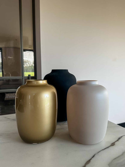 Ontdek onze zijden bloemen adventkalender! Elke dag een nieuwe bloem, inclusief vaas en verpakking. Uniek, duurzaam en feestelijk cadeau voor de feestmaand.