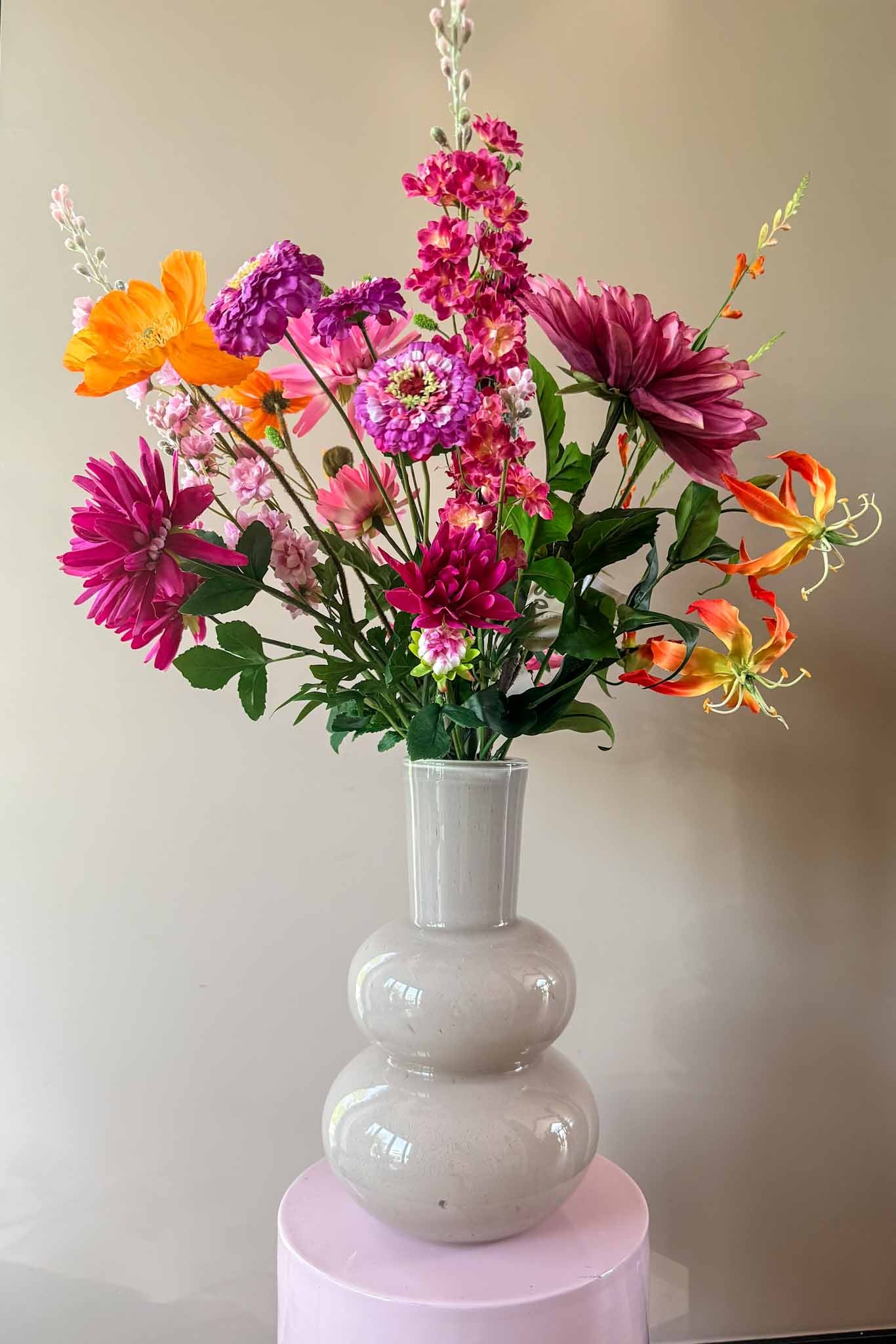 Stijlvol kunstboeket Bloss met hoogwaardige roze zijden bloemen van By Bloomz.