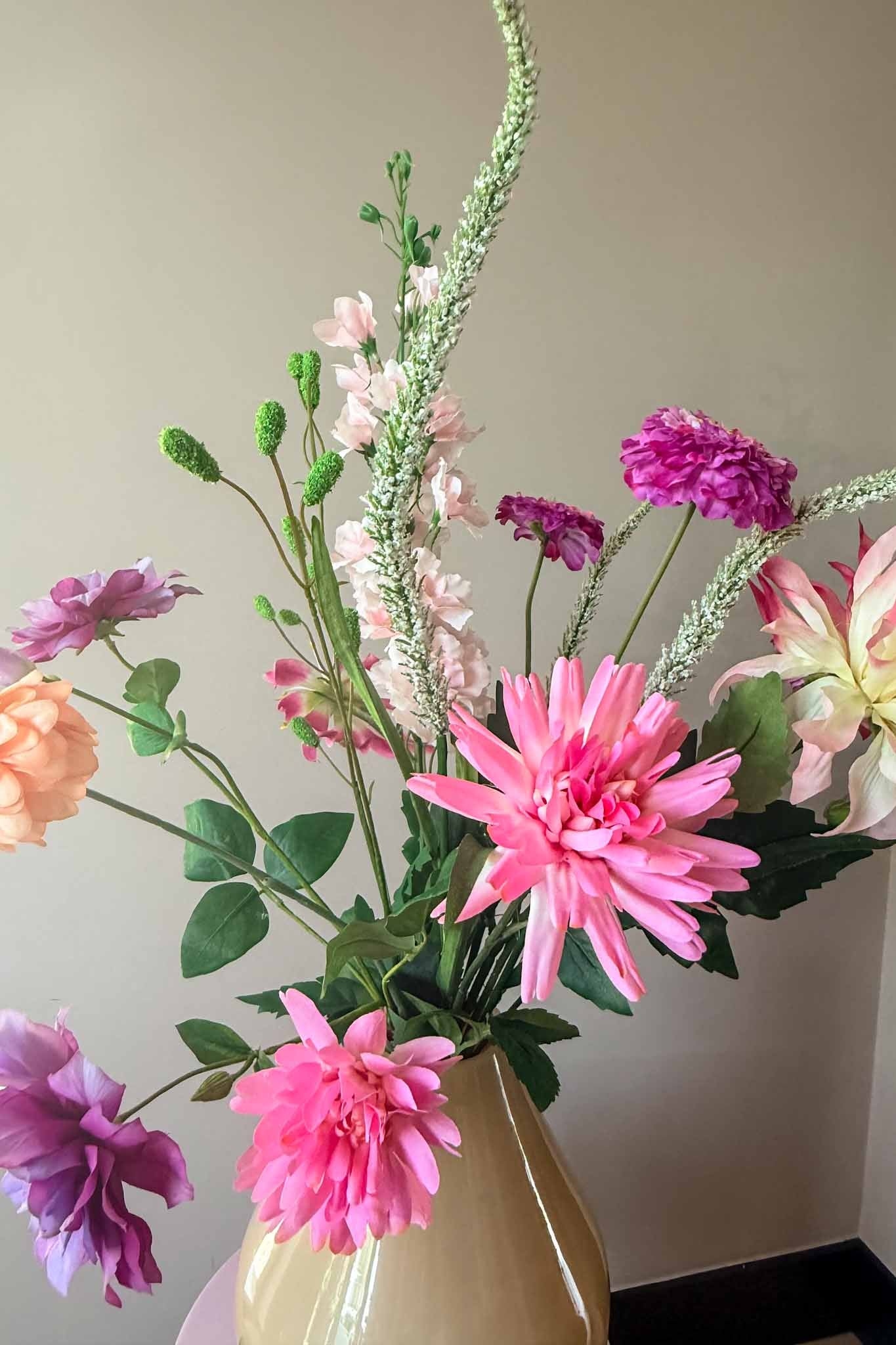 Stijlvol kunstboeket Shine met hoogwaardige roze en paarse zijden bloemen van By Bloomz.