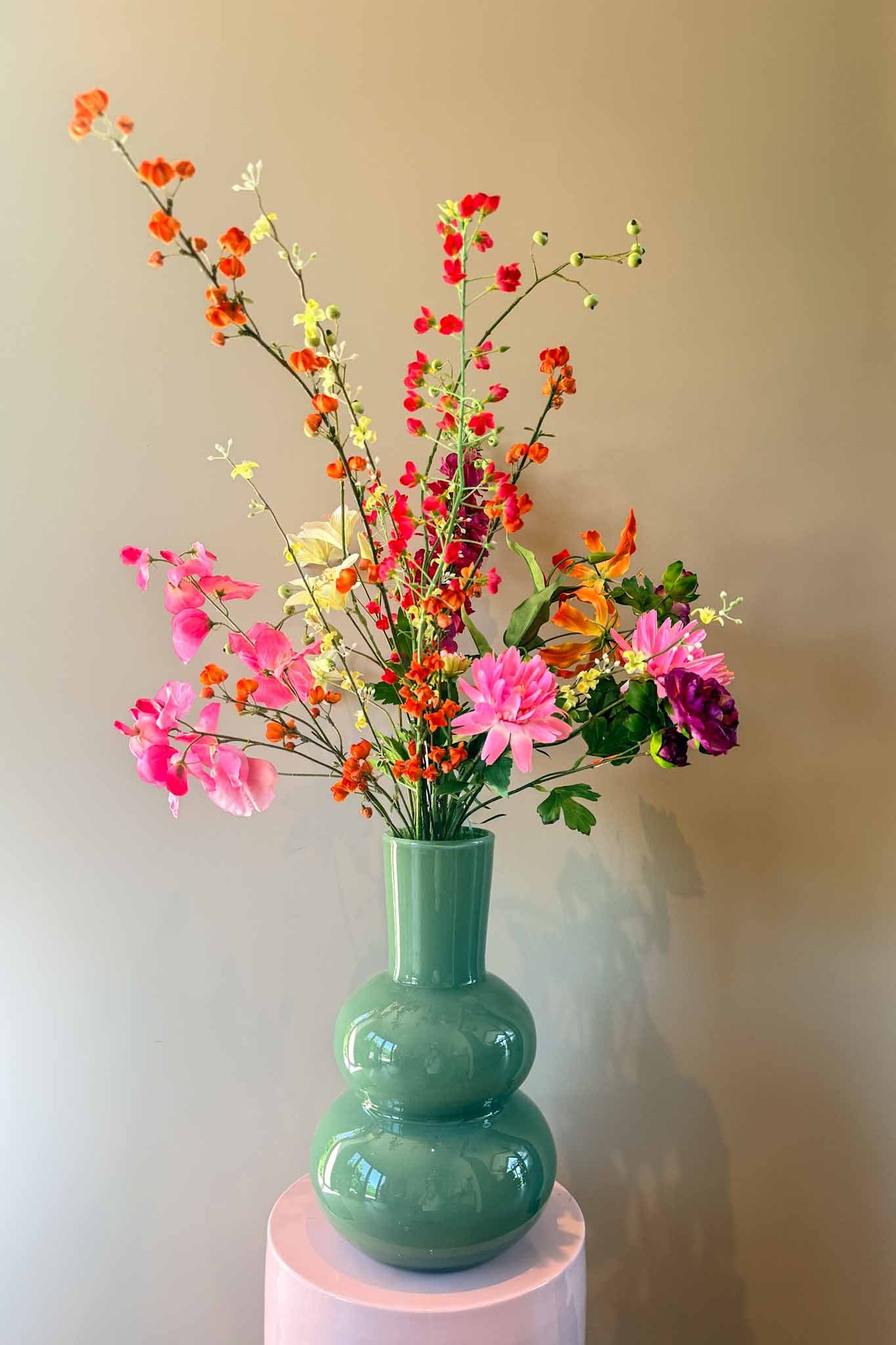 Stijlvol kunstboeket Annabel met hoogwaardige oranje zijden bloemen van By Bloomz.