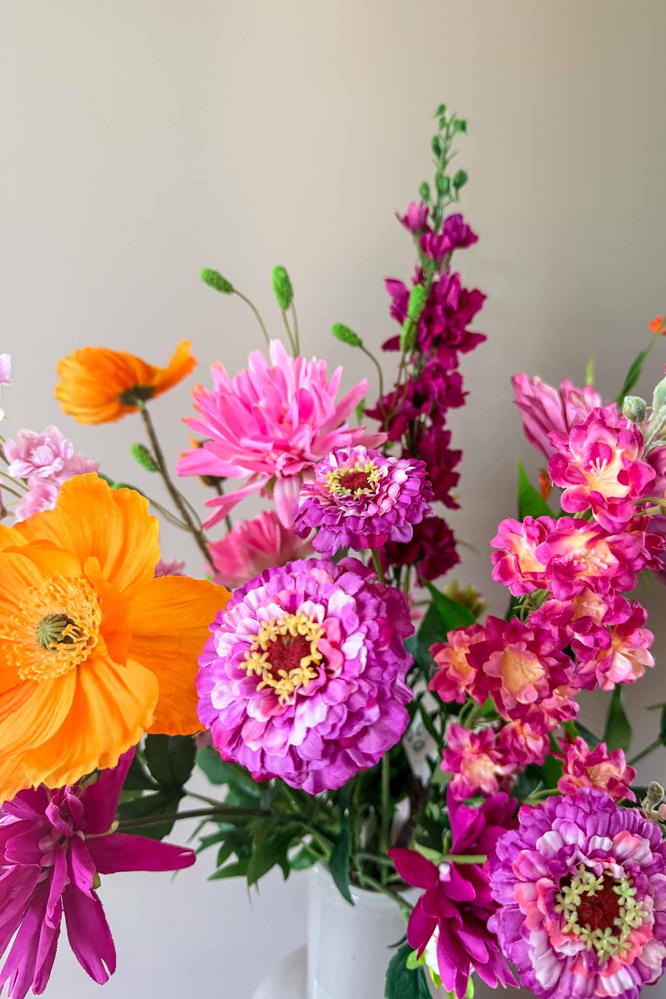 Stijlvol kunstboeket Bloss met hoogwaardige roze zijden bloemen van By Bloomz.