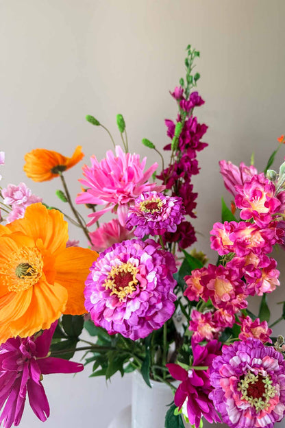 Stijlvol kunstboeket Bloss met hoogwaardige roze zijden bloemen van By Bloomz.