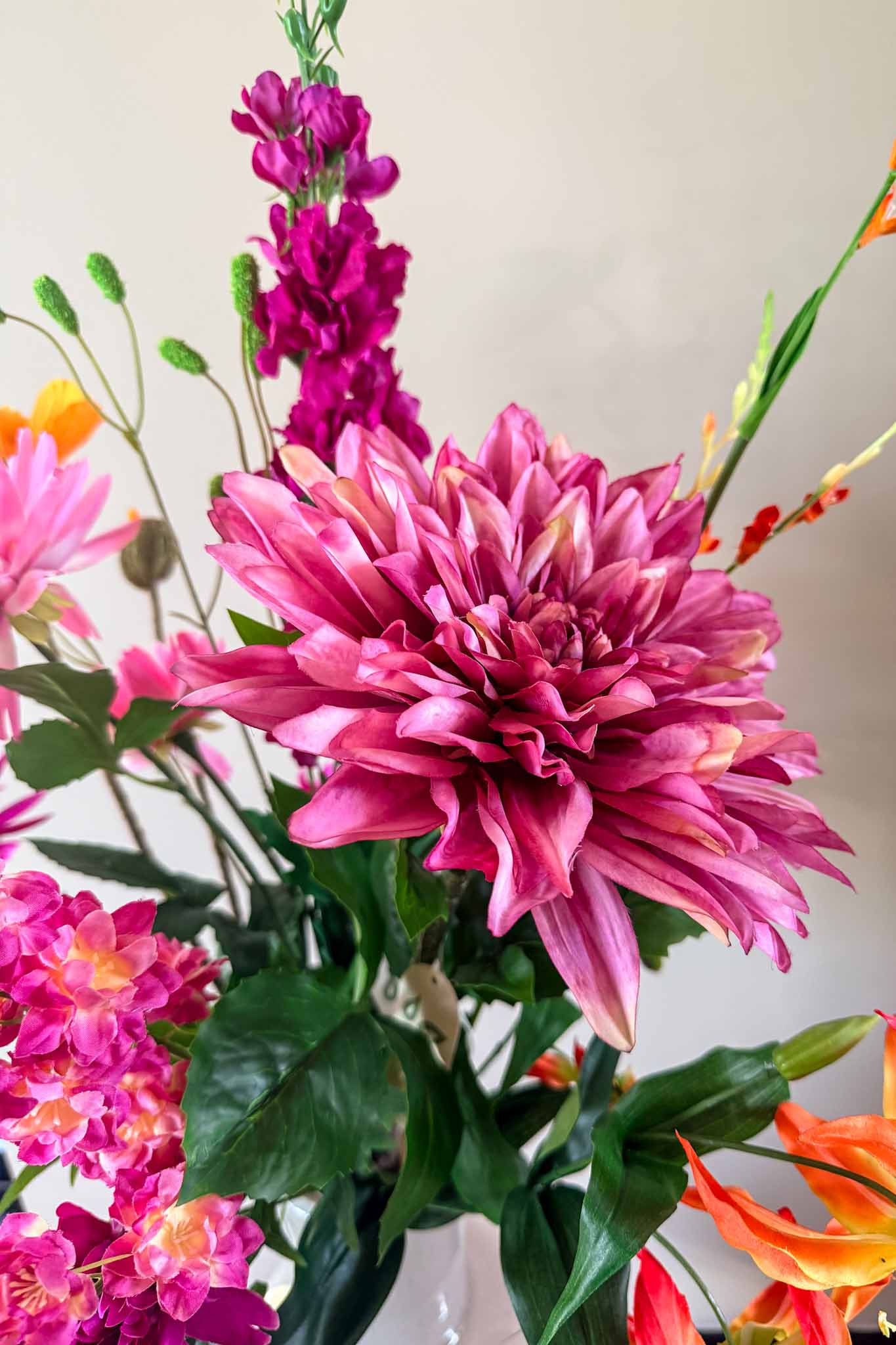 Stijlvol kunstboeket Bloss met hoogwaardige roze zijden bloemen van By Bloomz.