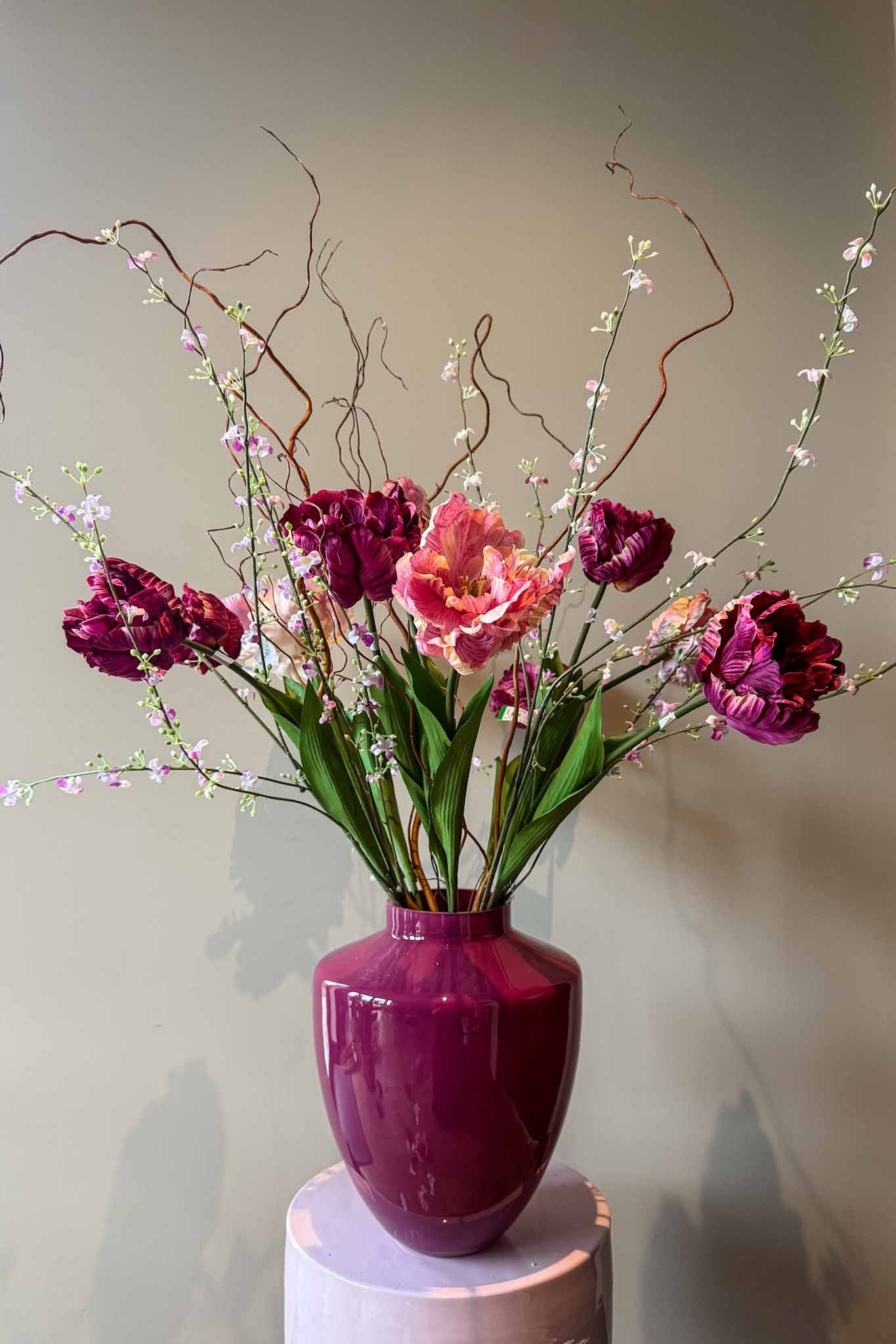 Zijden voorjaarsboeket in roze en rood tinten