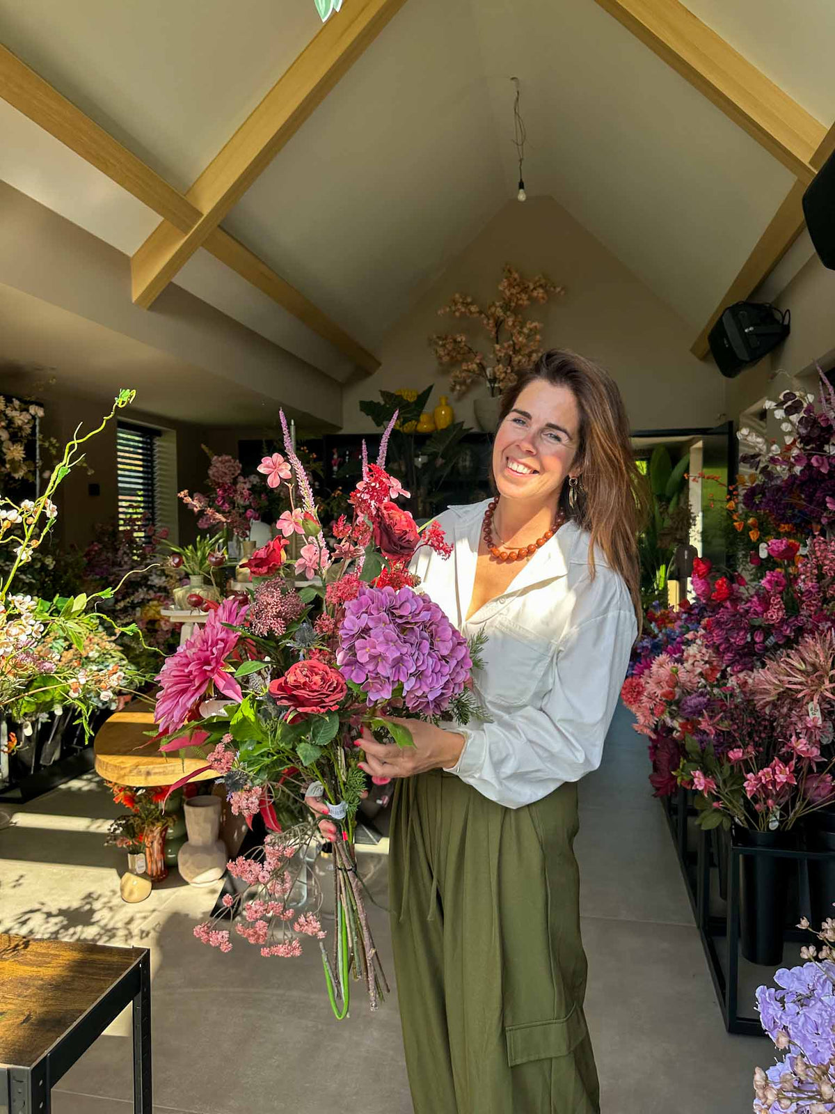 Eigenaresse Hilde in haar zijden bloemen atelier
