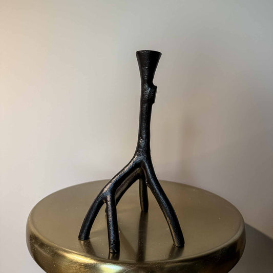 Zwarte kandelaar van 24.5 cm hoog.