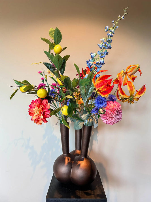 Zomers kunstboeket van hoogwaardige zijden bloemen in een stijlvolle vaas – By Bloomz. ook bloemen abonnementen boeketten