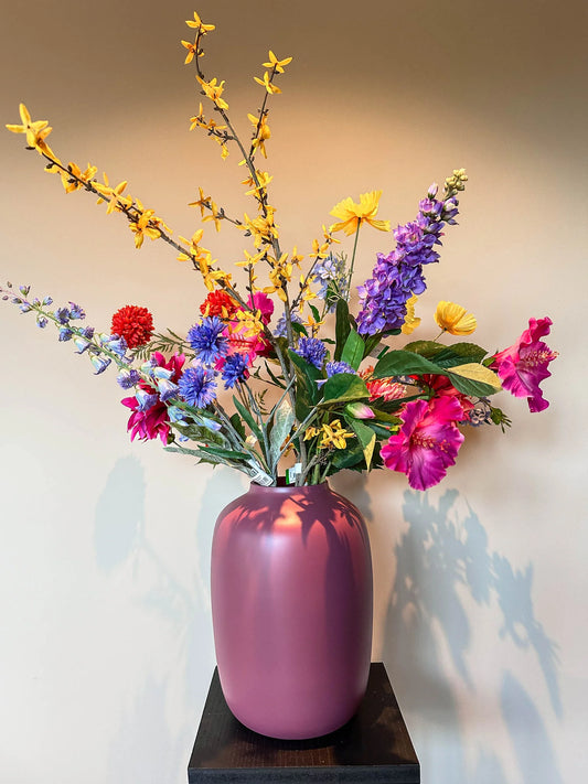 Zomers kunstboeket van hoogwaardige zijden bloemen in een stijlvolle vaas – By Bloomz. ook bloemen abonnementen boeketten