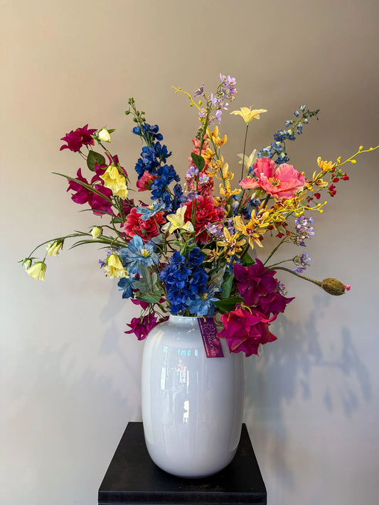 Zomers kunstboeket van hoogwaardige zijden bloemen in een stijlvolle vaas – By Bloomz. ook bloemen abonnementen boeketten