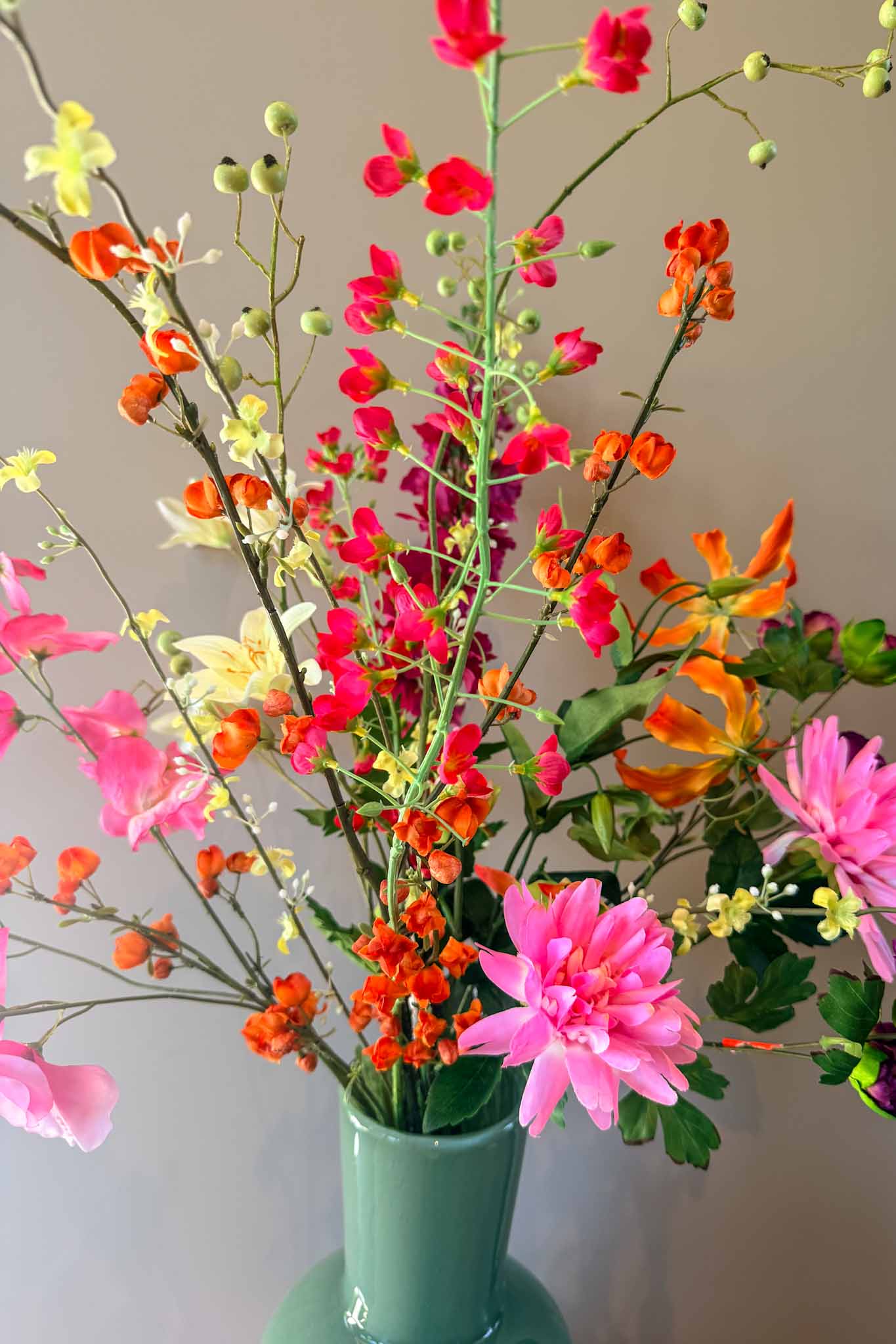 Stijlvol kunstboeket Annabel met hoogwaardige oranje zijden bloemen van By Bloomz.