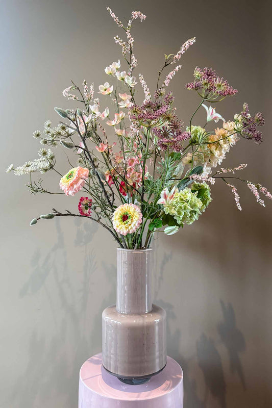 Zijden voorjaarsboeket in naturel tinten