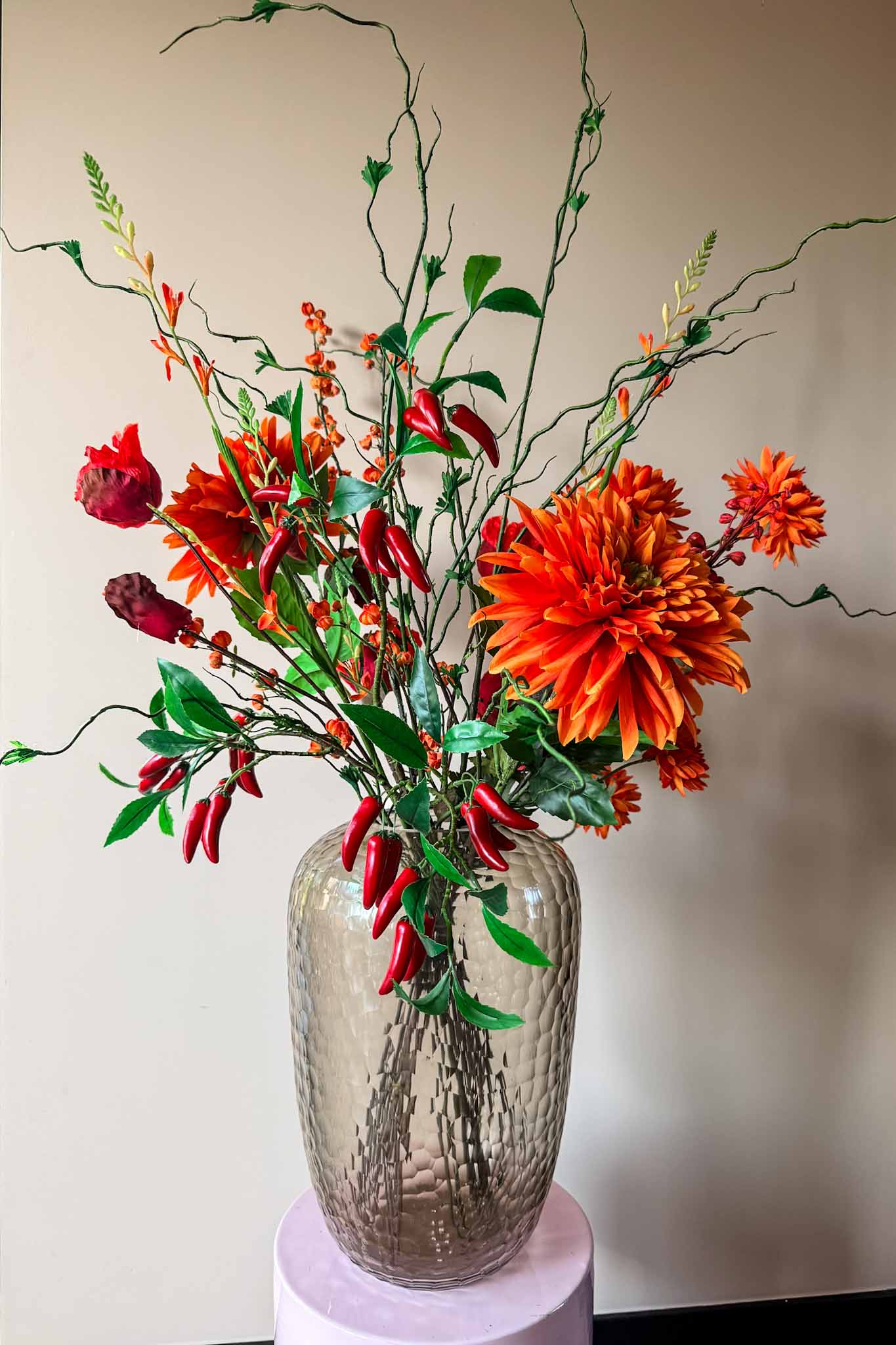 Stijlvol kunstboeket fire met hoogwaardige oranje zijden bloemen van By Bloomz.