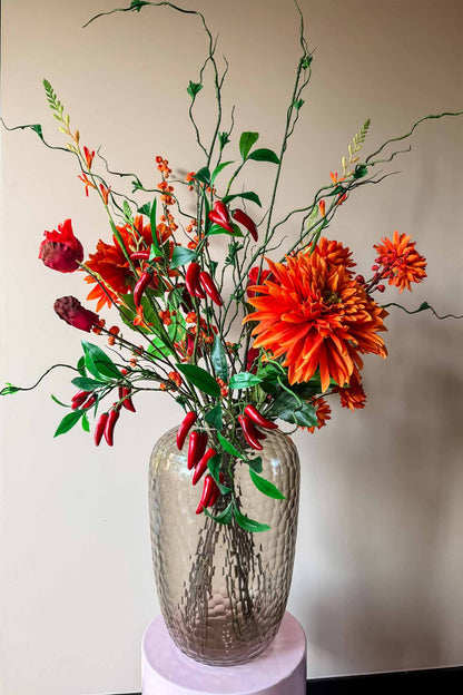Stijlvol kunstboeket fire met hoogwaardige oranje zijden bloemen van By Bloomz.
