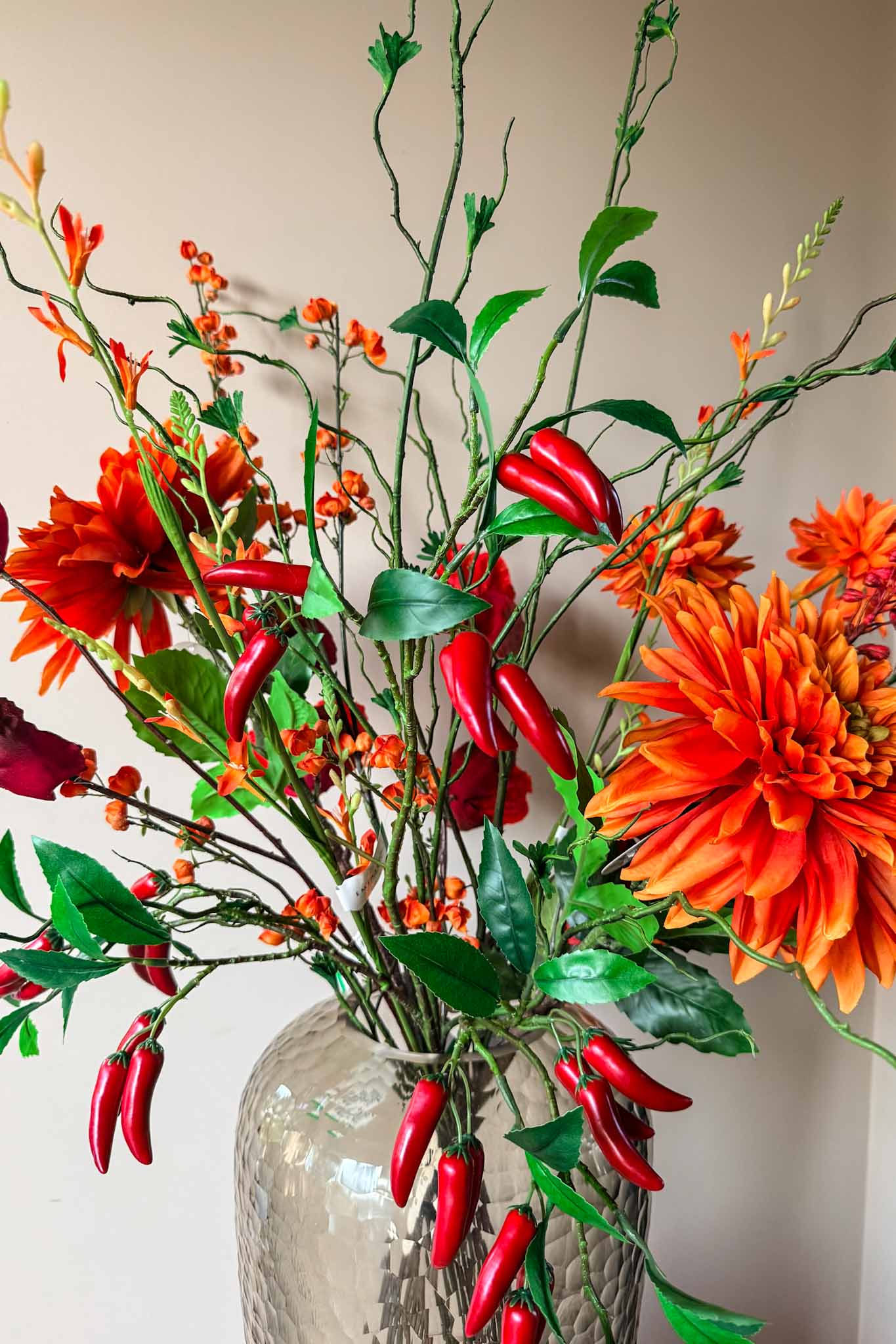 Stijlvol kunstboeket fire met hoogwaardige oranje zijden bloemen van By Bloomz.