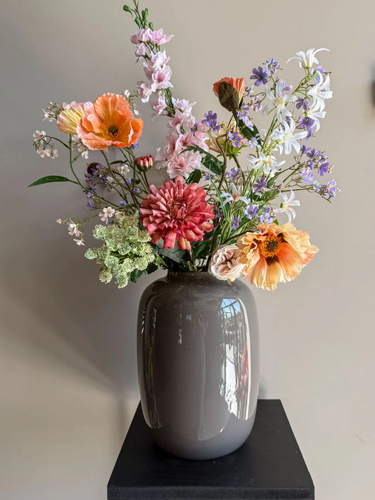Hoge kwaliteit zijdebloemen boeket, zomer boeket, kleurrijke zijdenbloemen. kunstbloemen in vaas van By Bloomz, boeket op maat, bloemen abonnement 