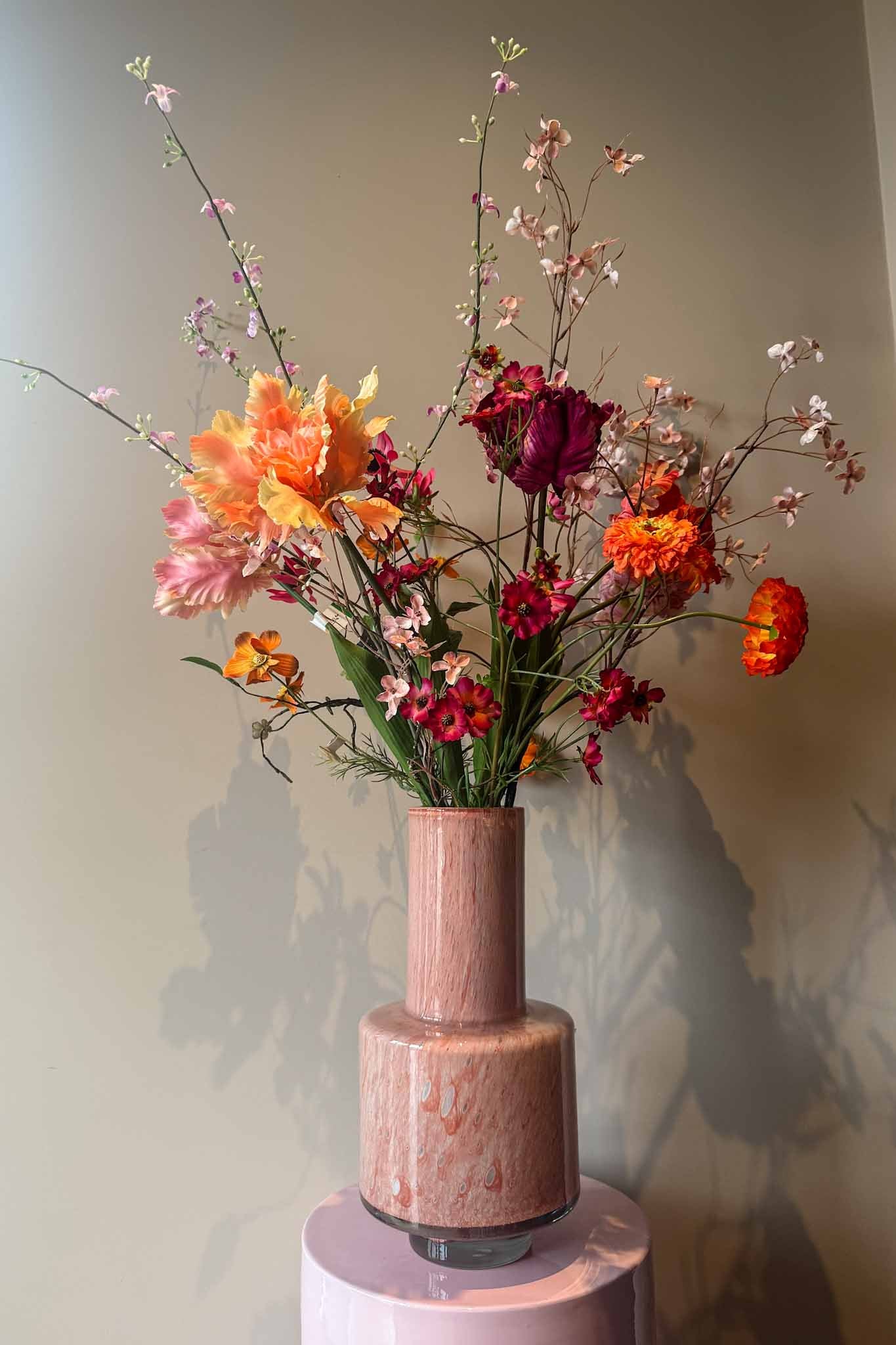 Zijden voorjaarsboeket in roze en rood tinten