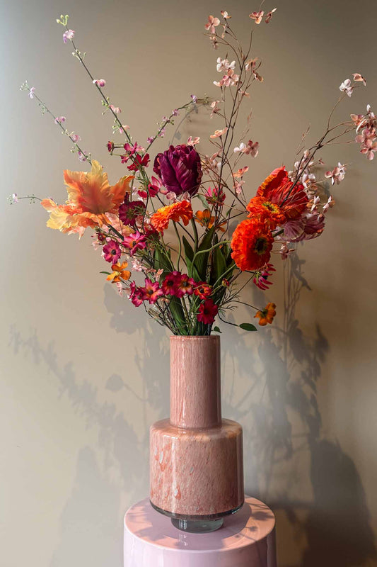 Zijden voorjaarsboeket in roze en rood tinten