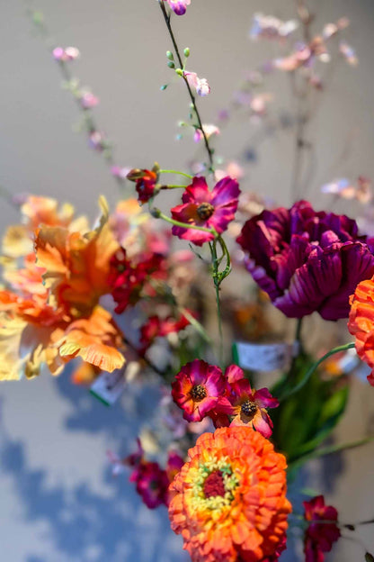 Zijden voorjaarsboeket in roze en rood tinten