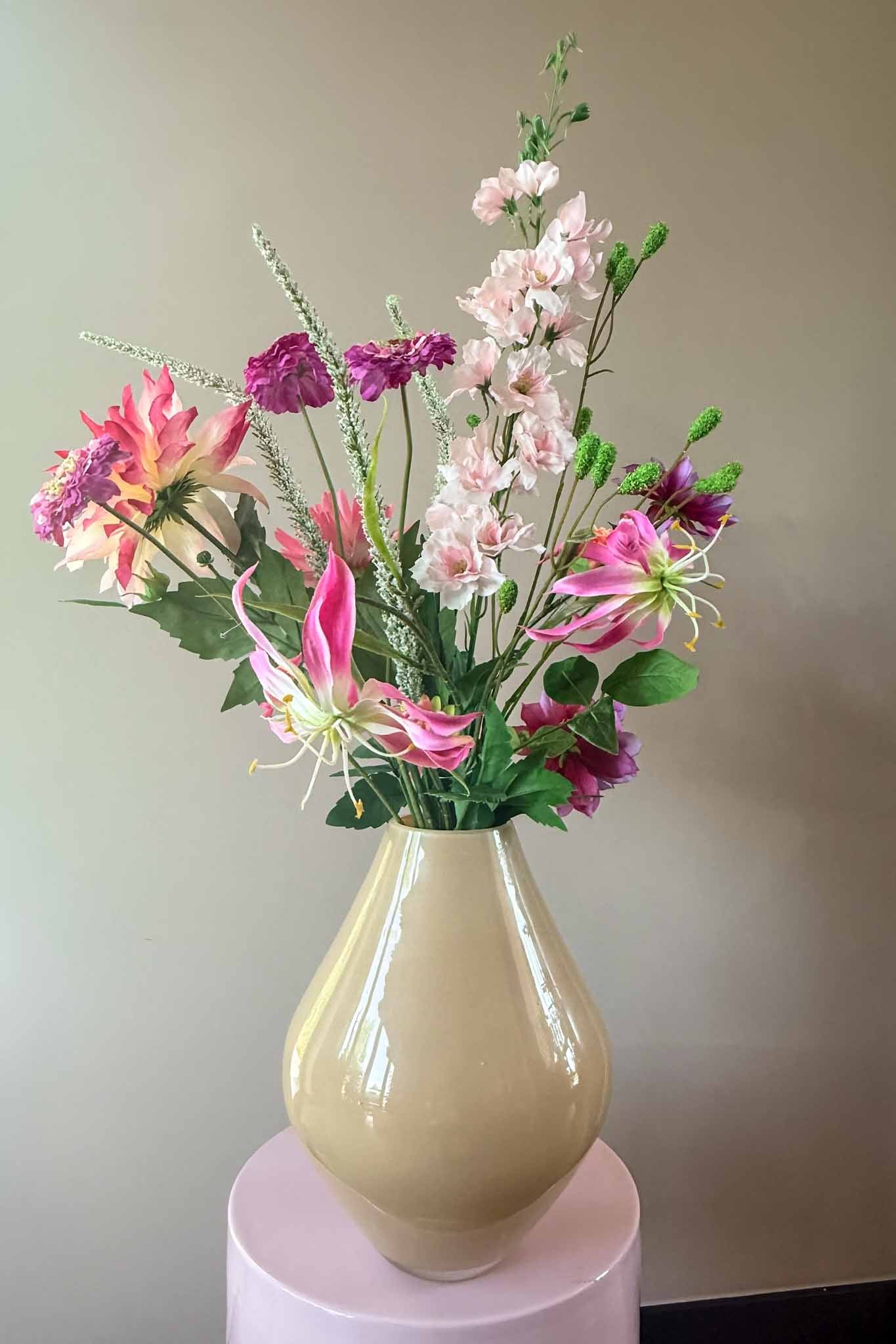 Stijlvol kunstboeket Shine met hoogwaardige roze en paarse zijden bloemen van By Bloomz.