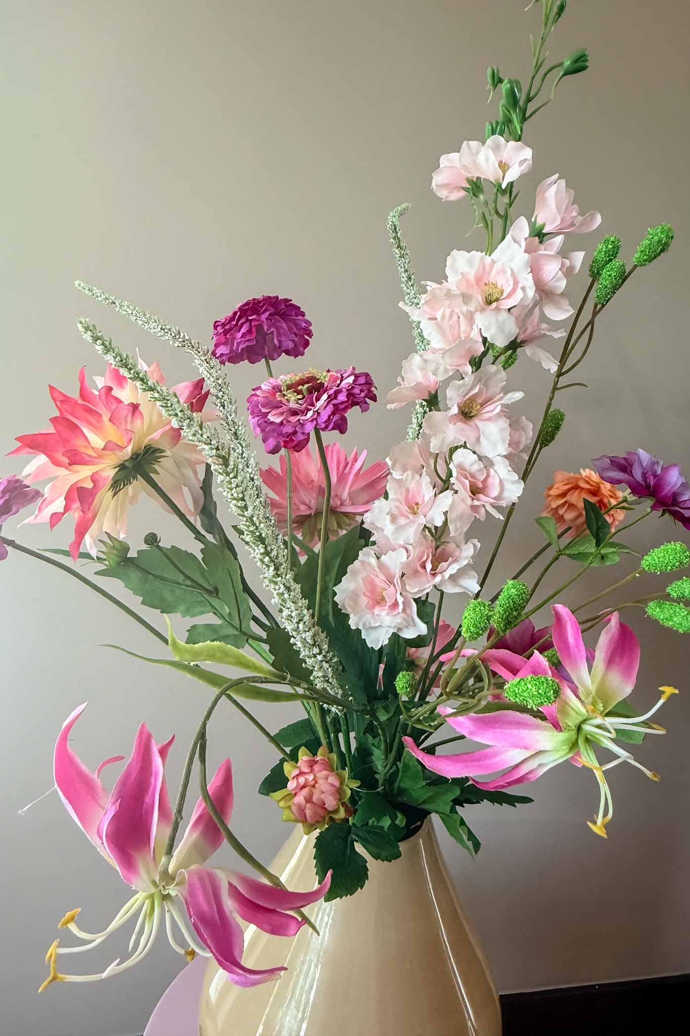 Stijlvol kunstboeket Shine met hoogwaardige roze en paarse zijden bloemen van By Bloomz.