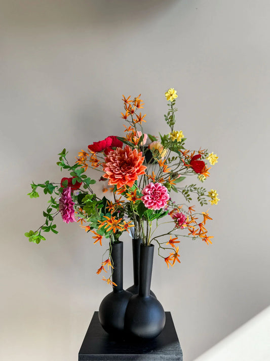 Zomers kunstboeket van hoogwaardige zijden bloemen in een stijlvolle vaas – By Bloomz. ook bloemen abonnementen boeketten